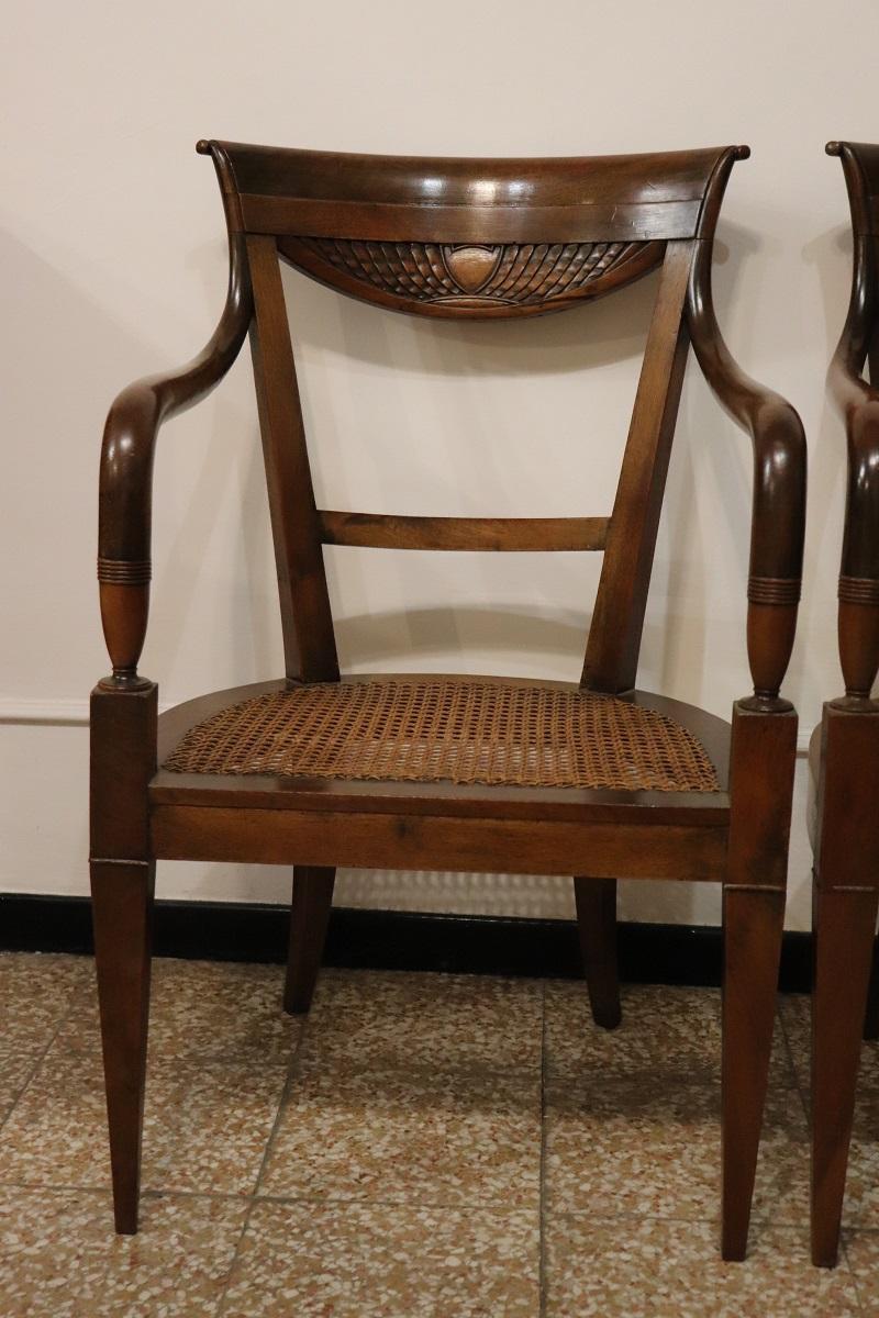 Wir präsentieren dieses fantastische Sesselpaar aus der Directoire-Periode, Ende des 18.

Die Sessel sind aus massivem Nussbaumholz gefertigt und haben eine charakteristische Sitzfläche aus Wiener Stroh, die nach alter Methode von Hand geflochten
