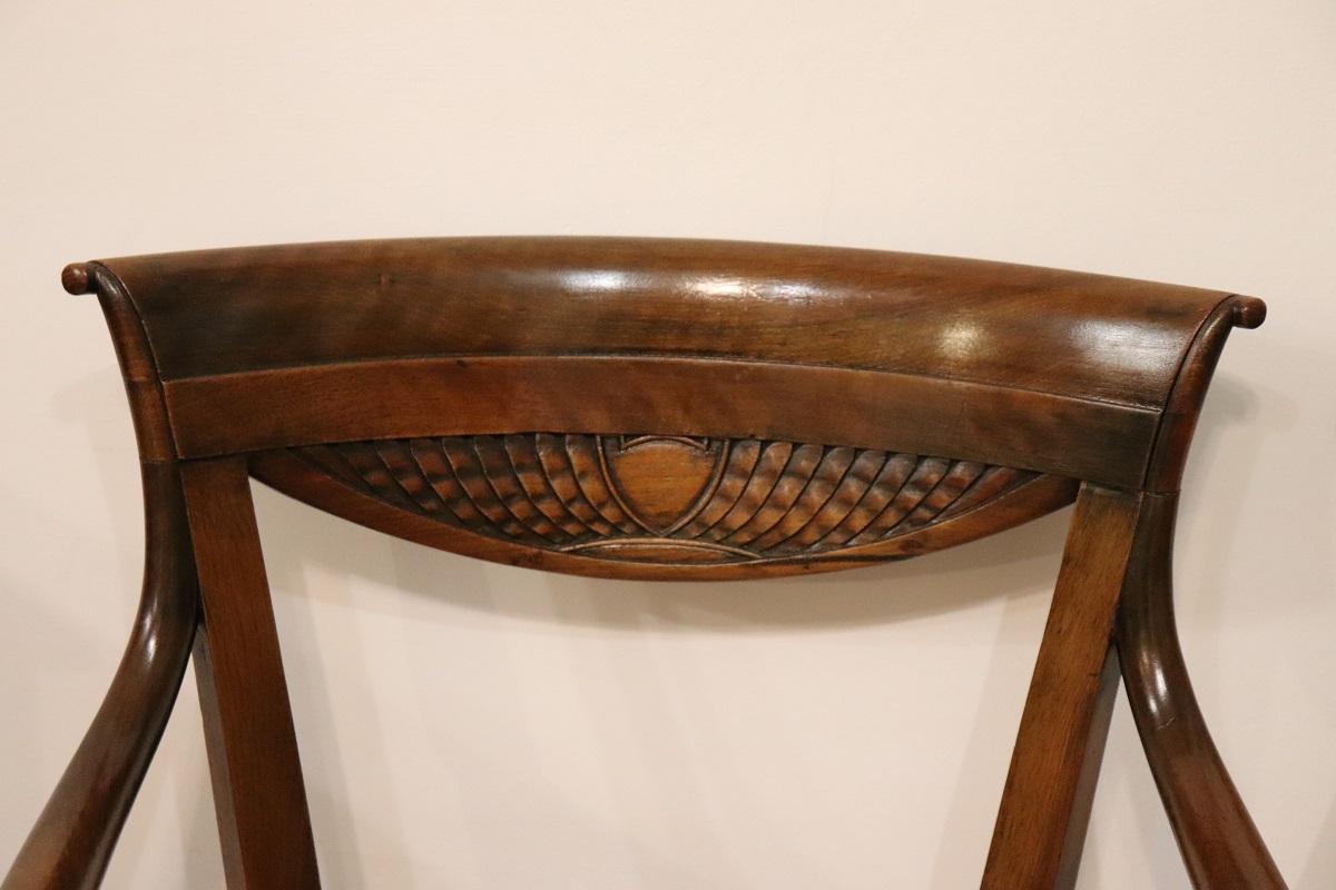Italienische Directoire-Sessel aus massivem Nussbaum und Wiener Sraw aus dem späten 18. (Spätes 18. Jahrhundert) im Angebot