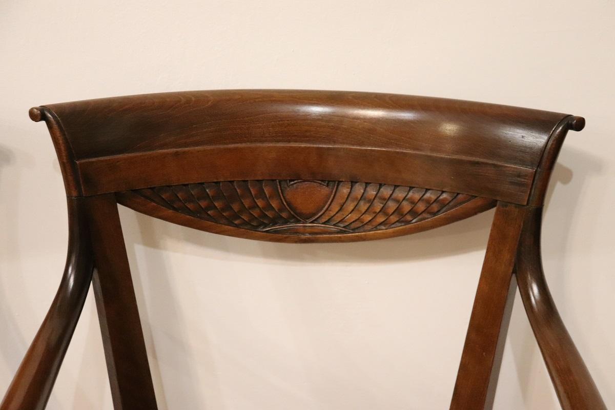 Italienische Directoire-Sessel aus massivem Nussbaum und Wiener Sraw aus dem späten 18. (Walnuss) im Angebot