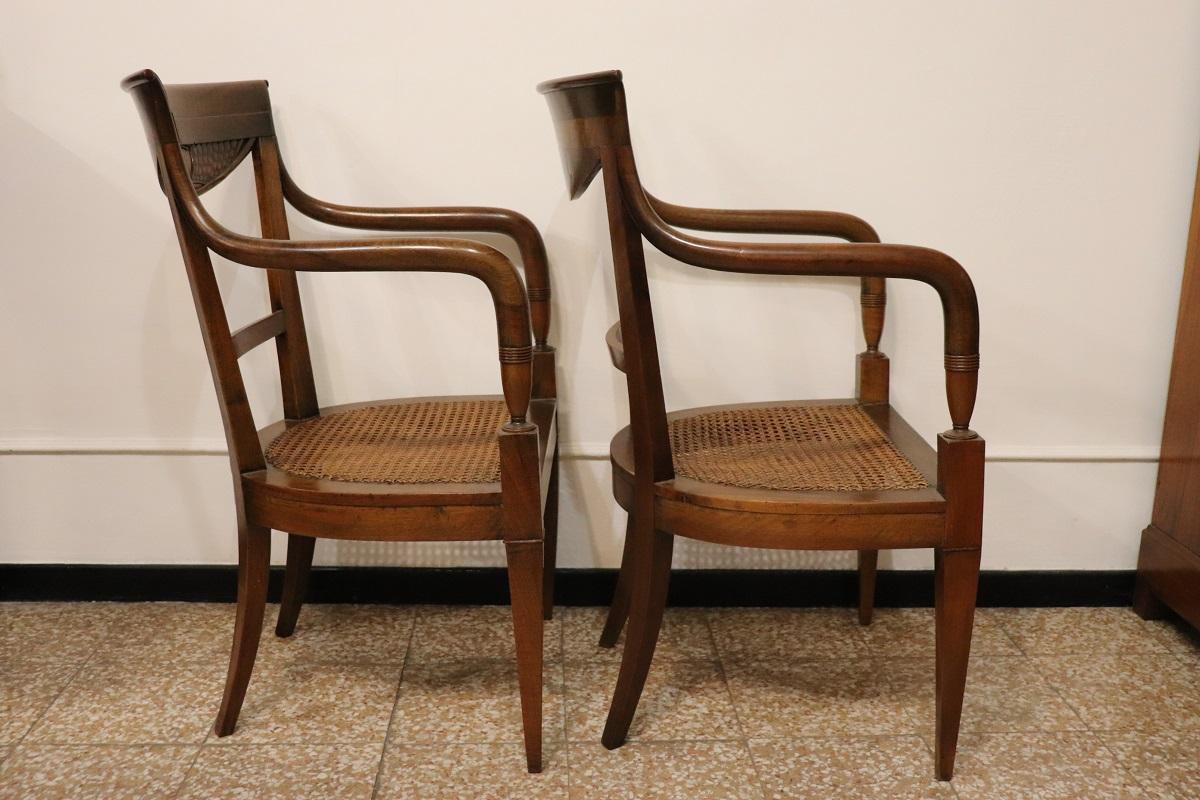 Italienische Directoire-Sessel aus massivem Nussbaum und Wiener Sraw aus dem späten 18. im Angebot 1