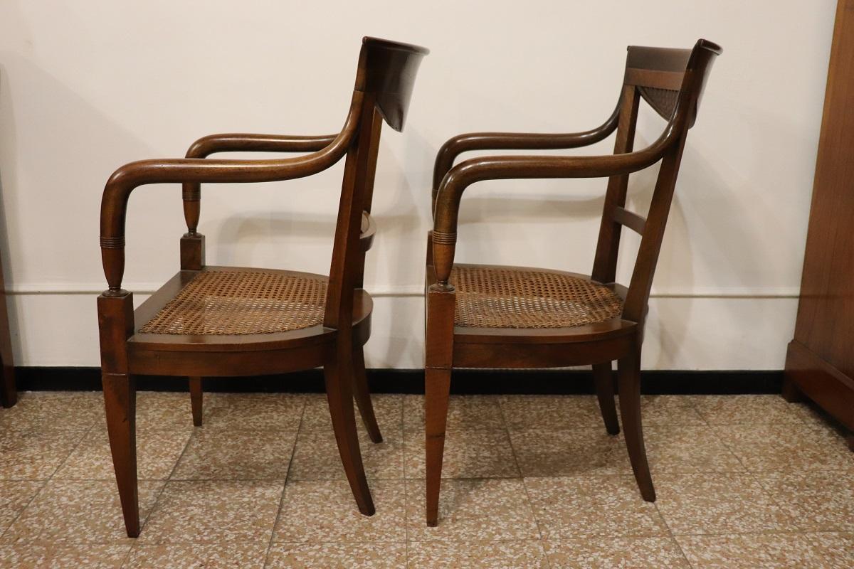 Italienische Directoire-Sessel aus massivem Nussbaum und Wiener Sraw aus dem späten 18. im Angebot 3