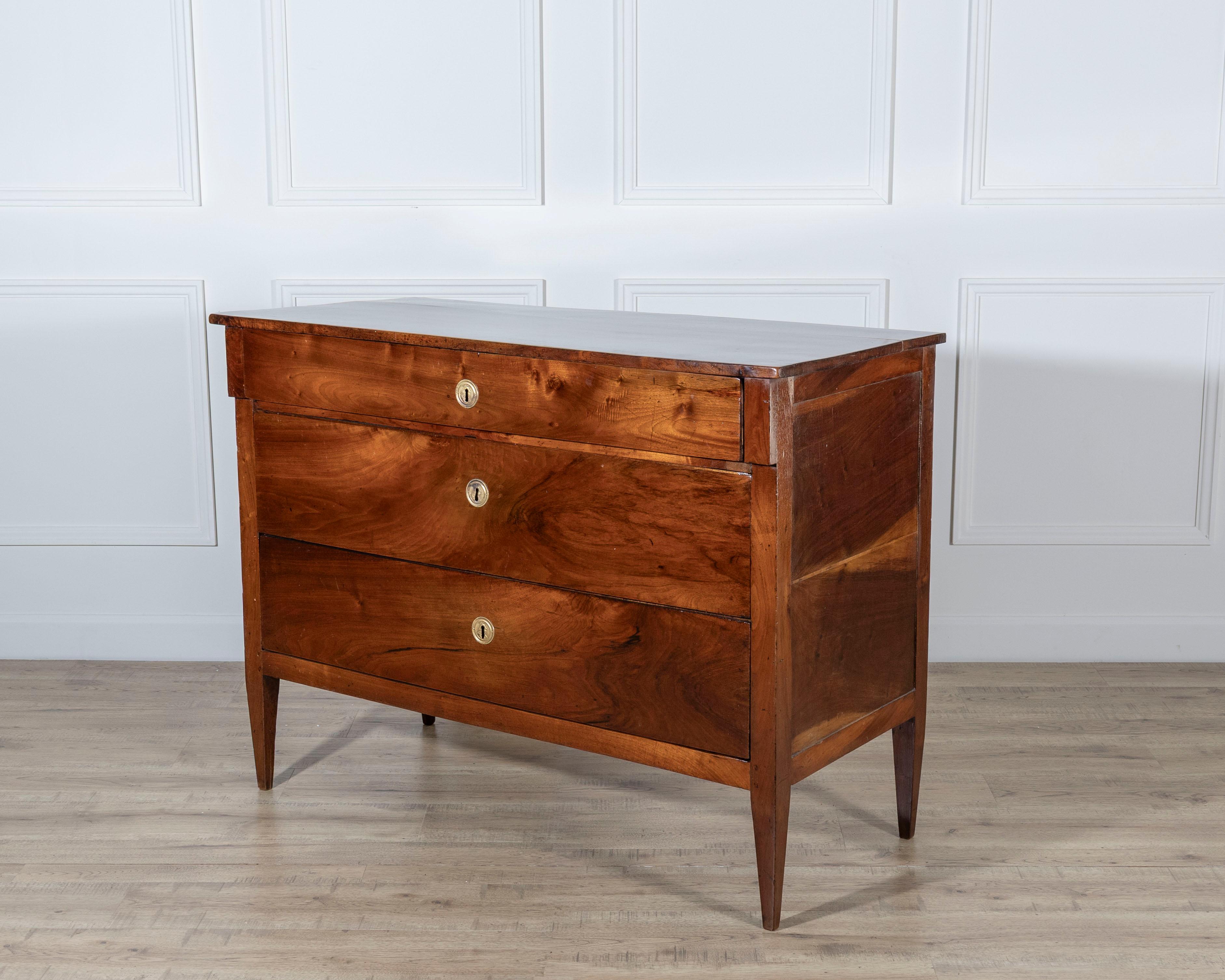 18th Century and Earlier Late 18th-Century Italian Directoire Walnut Chest of Drawers — Emilia Romagna For Sale
