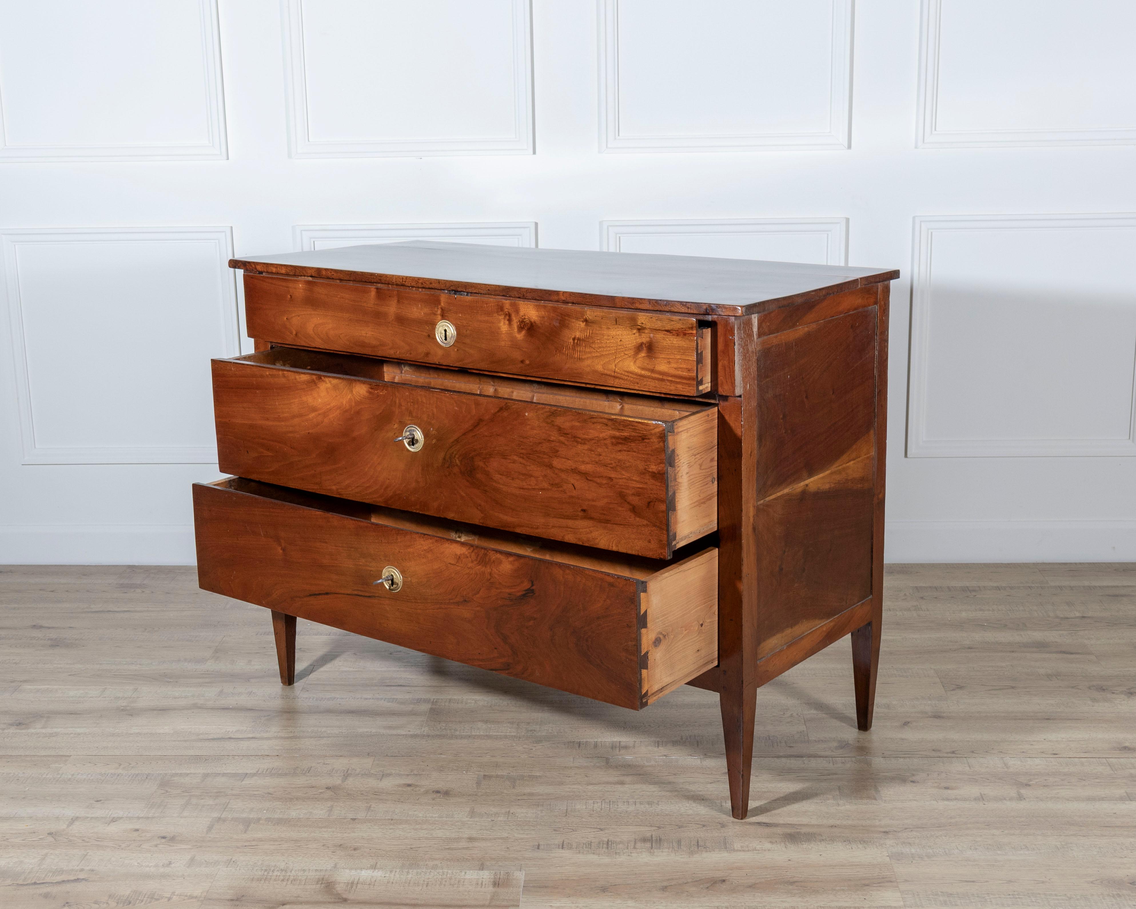 Late 18th-Century Italian Directoire Walnut Chest of Drawers — Emilia Romagna For Sale 1