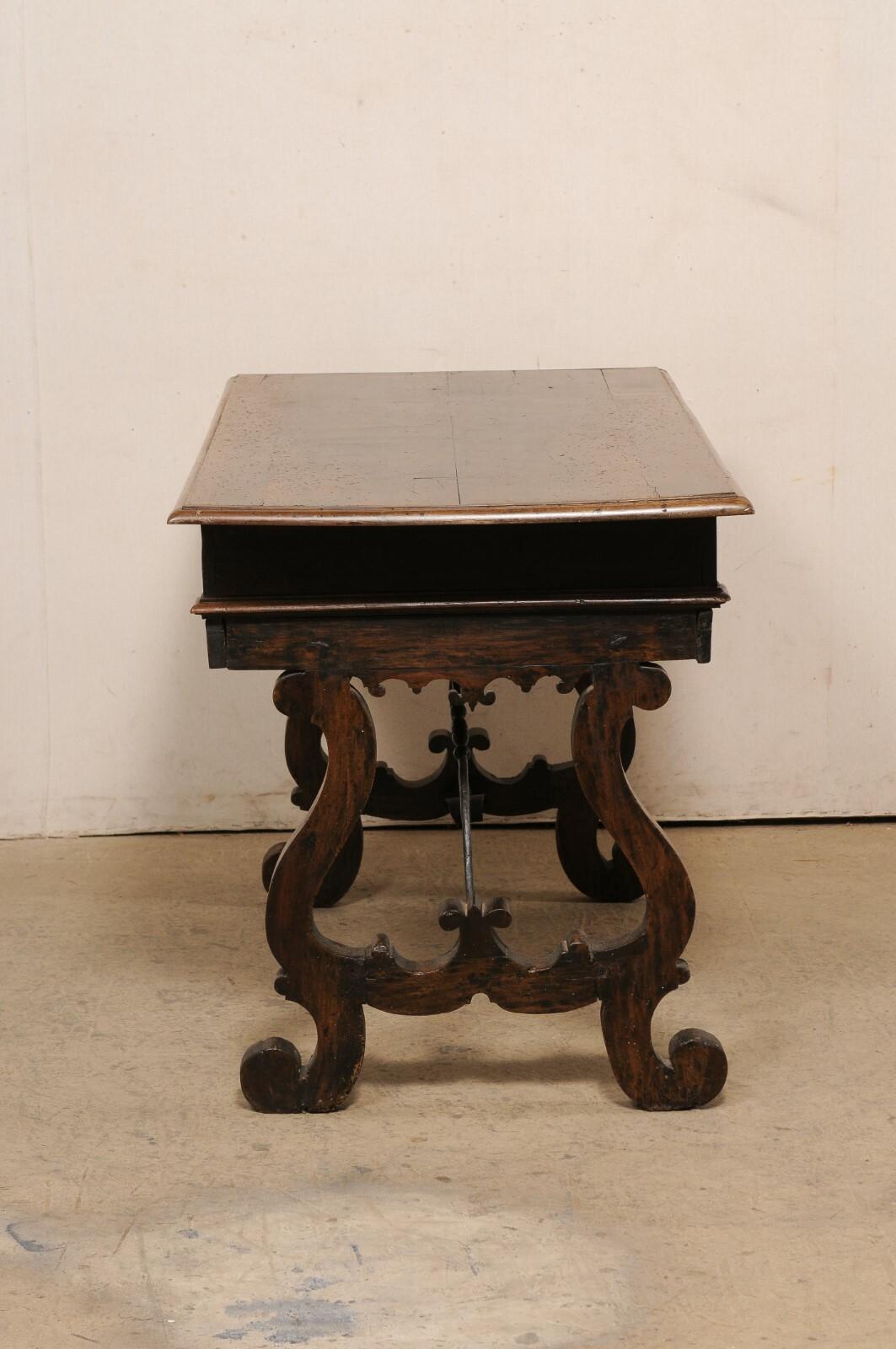 Table Fratino italienne de la fin du 18e siècle avec tiroirs et brancard en fer forgé en vente 5