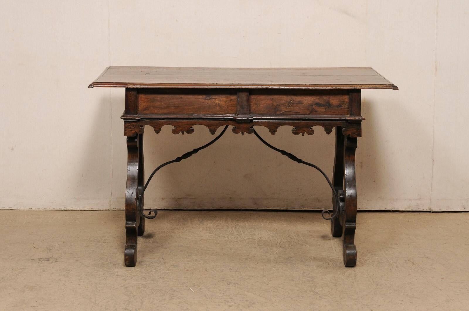 Table Fratino italienne de la fin du 18e siècle avec tiroirs et brancard en fer forgé en vente 2
