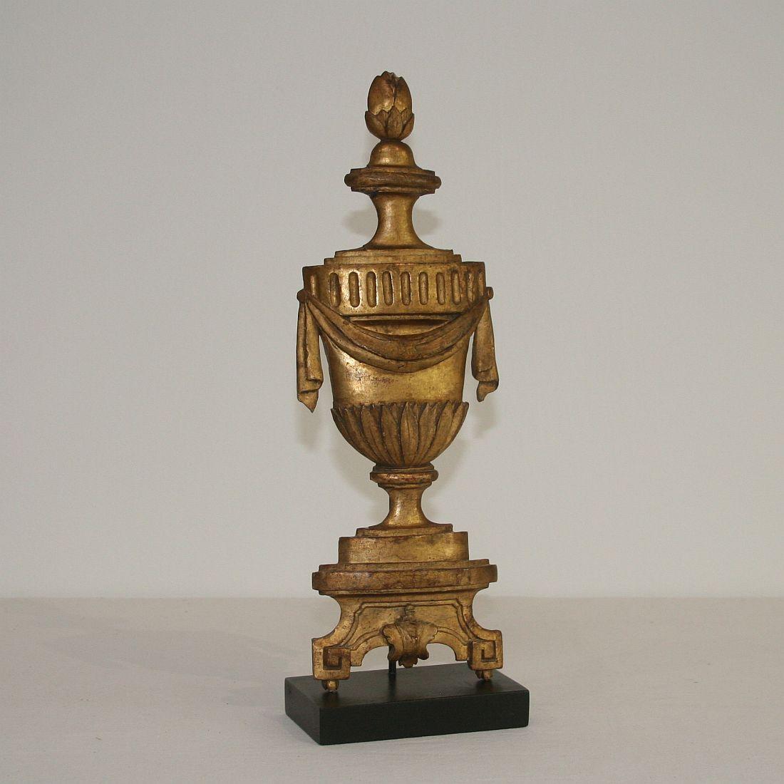 Late 18th Century Italian Giltwood Neoclassical Vase In Good Condition In Buisson, FR