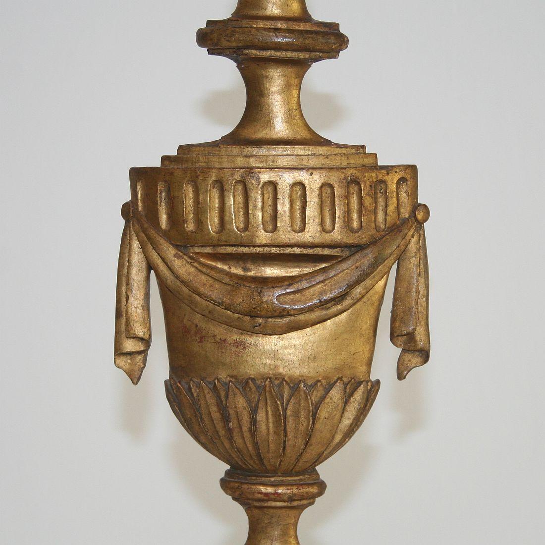 Late 18th Century Italian Giltwood Neoclassical Vase 4
