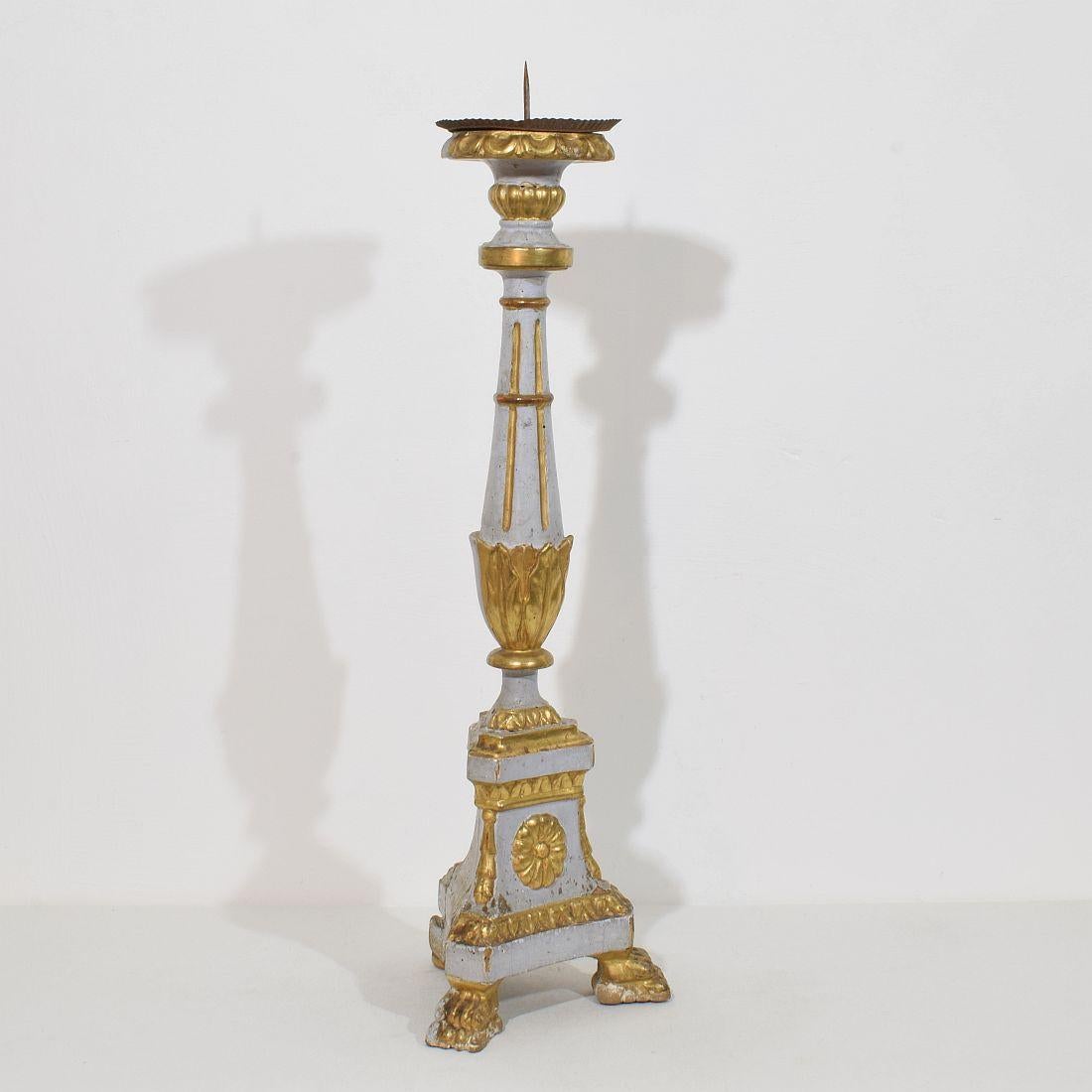 Late 18th Century Italian Neoclassical Carved Wooden Candleholder In Good Condition For Sale In Buisson, FR