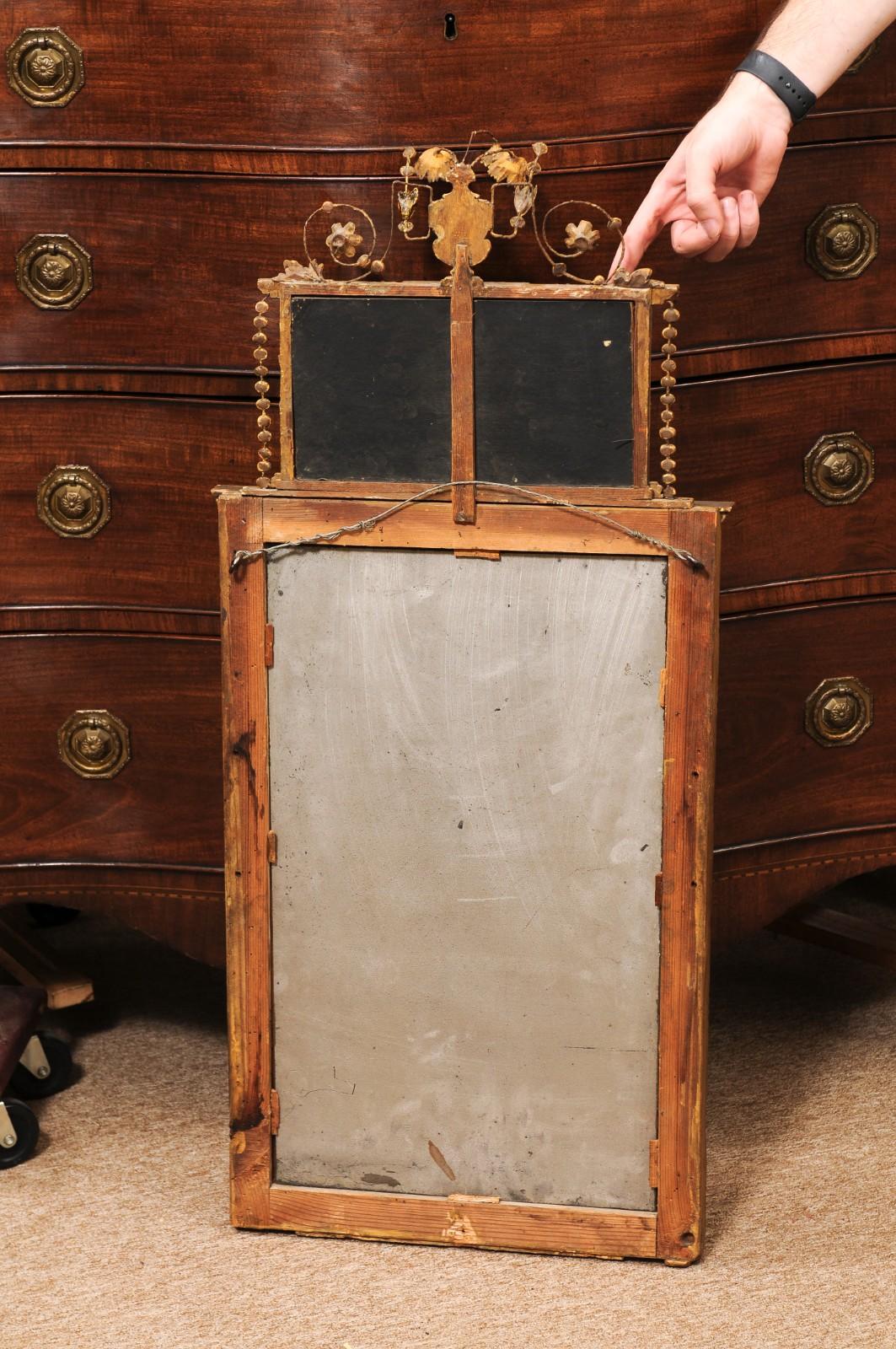 Espejo neoclásico italiano de finales del siglo XVIII chapado en madera dorada y mármol en venta 4