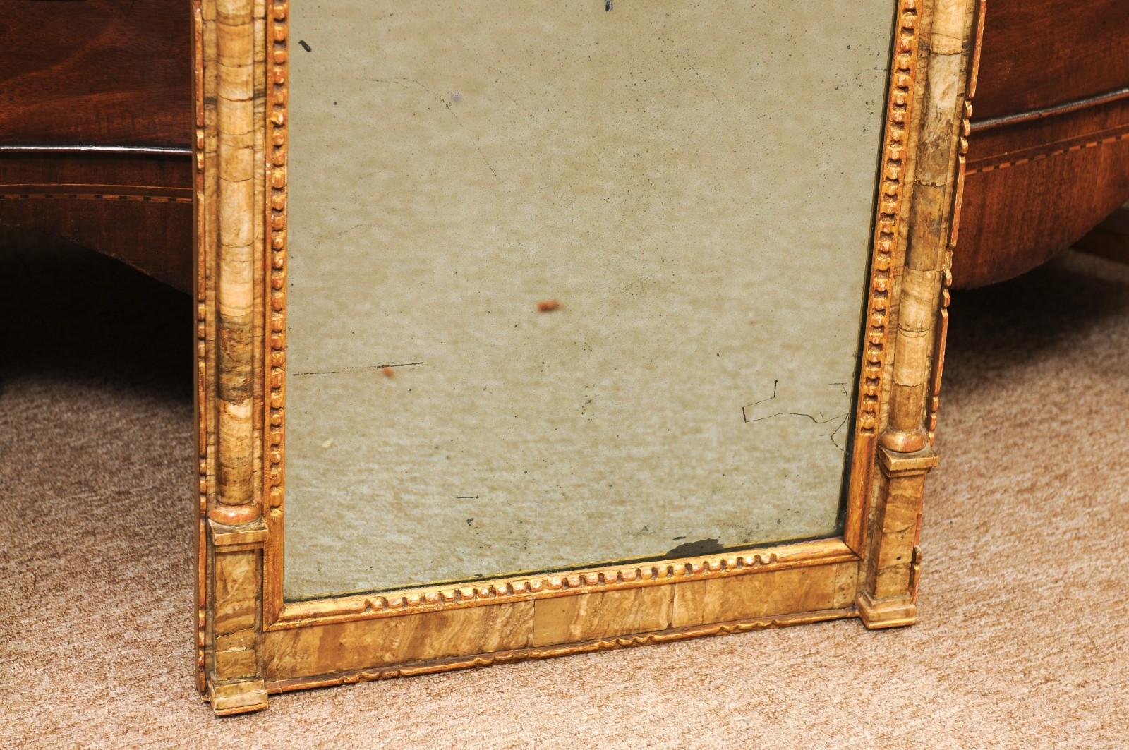 Espejo neoclásico italiano de finales del siglo XVIII chapado en madera dorada y mármol en venta 1