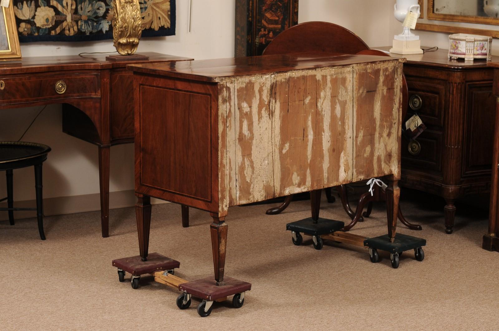 Commodo neoclassico italiano della fine del XVIII secolo in legno di noce e legno d'olivo intarsiato in vendita 4