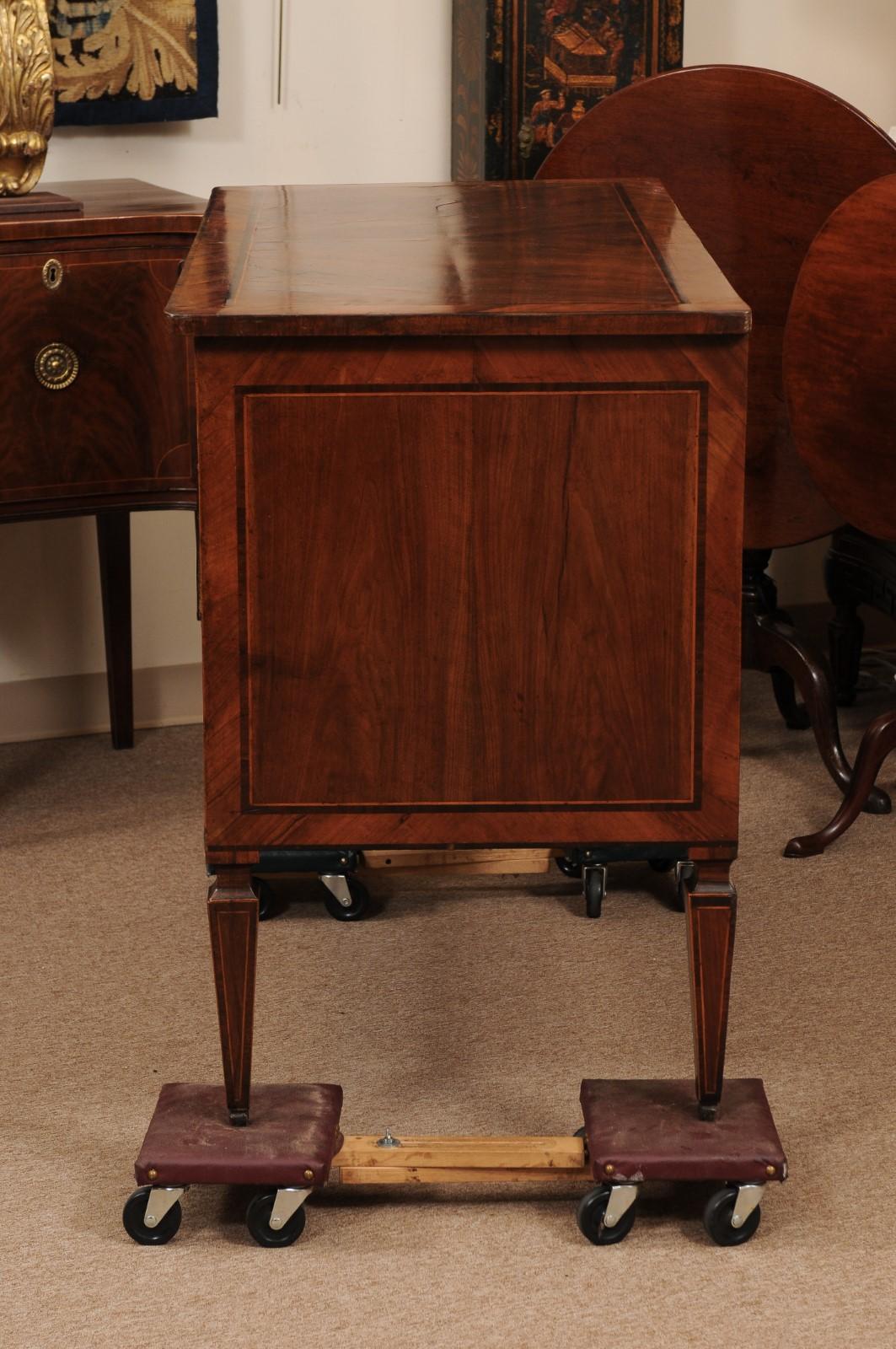 Commodo neoclassico italiano della fine del XVIII secolo in legno di noce e legno d'olivo intarsiato in vendita 5