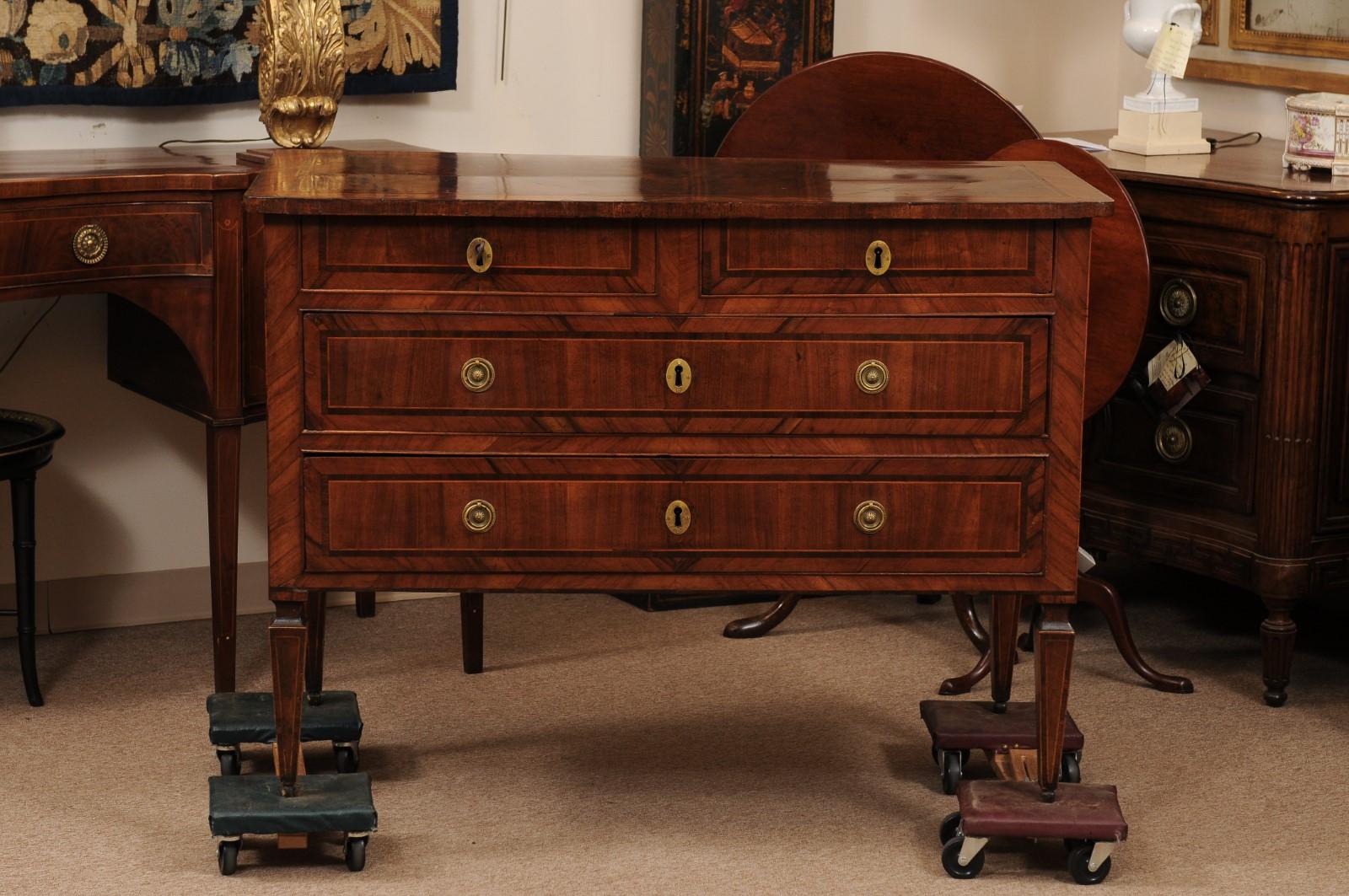 Commodo neoclassico italiano della fine del XVIII secolo in legno di noce e legno d'olivo intarsiato in vendita 7