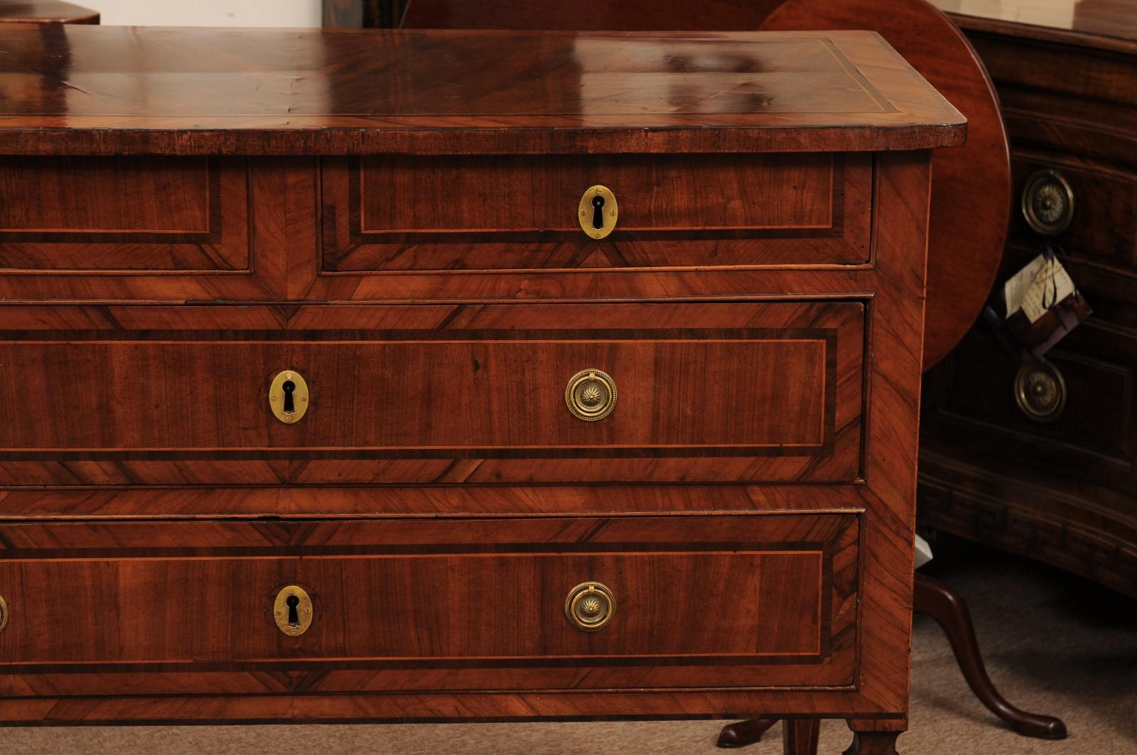 Commodo neoclassico italiano della fine del XVIII secolo in legno di noce e legno d'olivo intarsiato in vendita 8