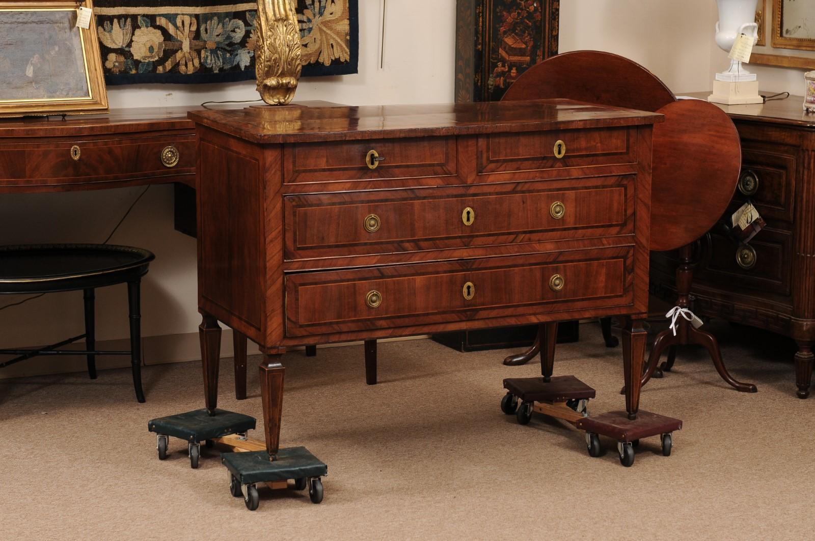 Neoclassico Commodo neoclassico italiano della fine del XVIII secolo in legno di noce e legno d'olivo intarsiato in vendita