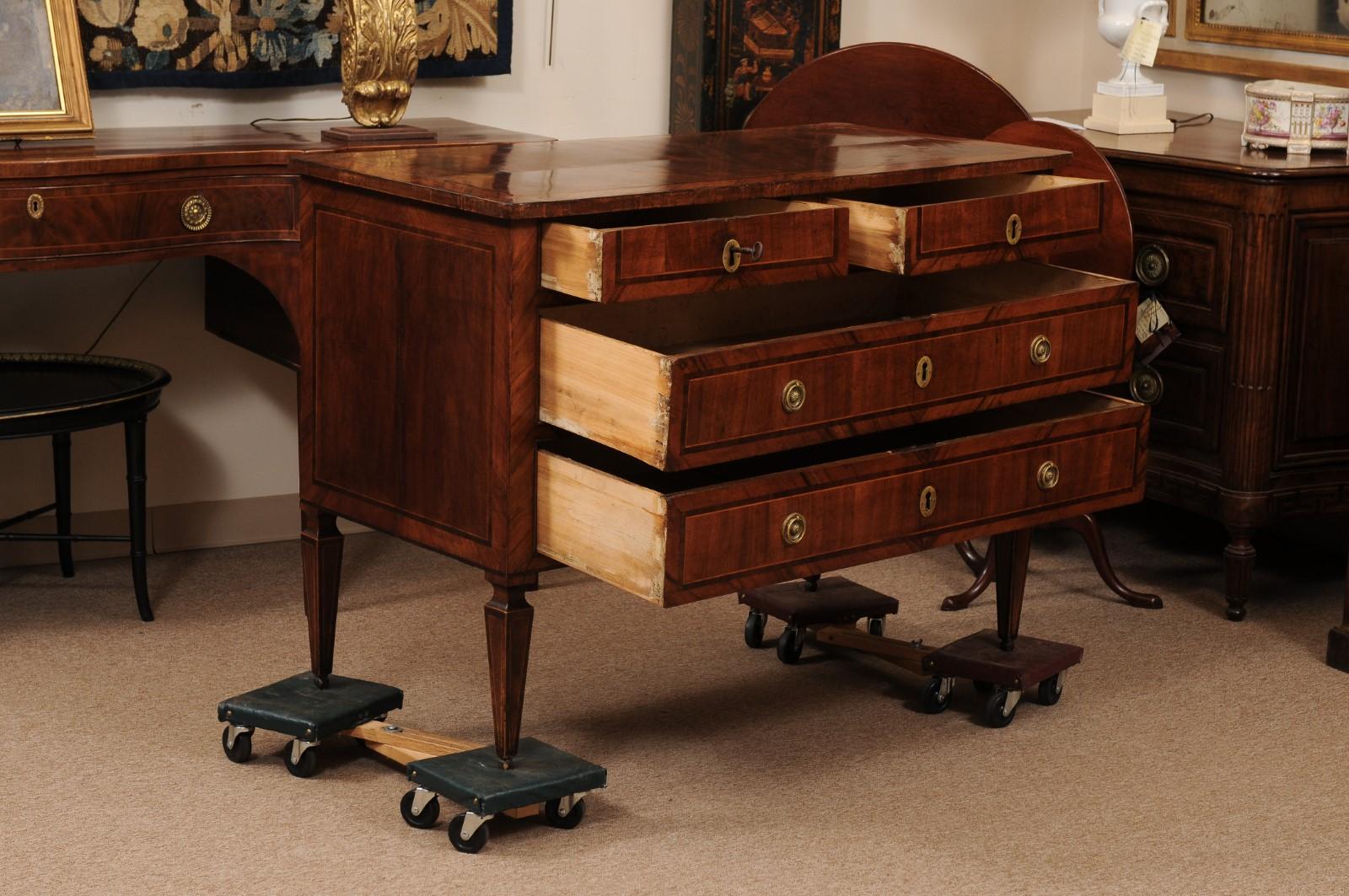 Italiano Commodo neoclassico italiano della fine del XVIII secolo in legno di noce e legno d'olivo intarsiato in vendita