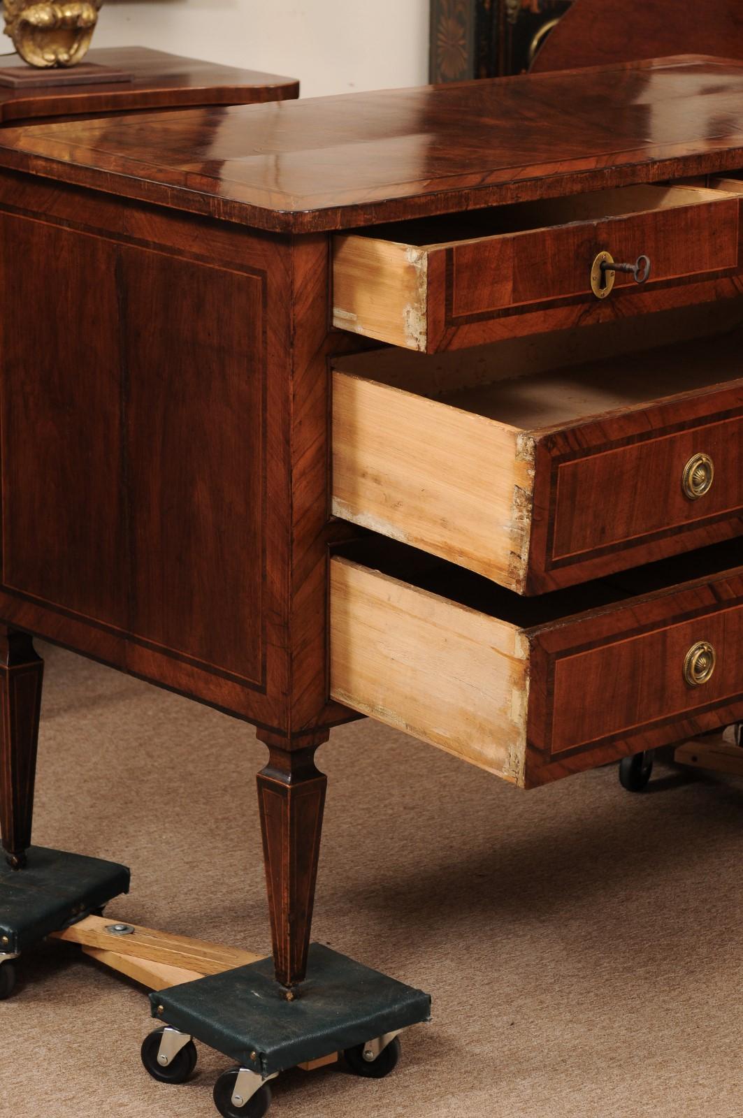 Commodo neoclassico italiano della fine del XVIII secolo in legno di noce e legno d'olivo intarsiato In condizioni discrete in vendita a Atlanta, GA