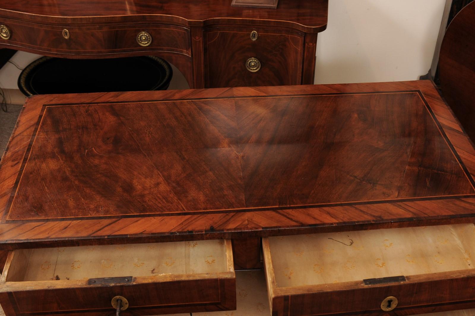 Fino al XVIII secolo Commodo neoclassico italiano della fine del XVIII secolo in legno di noce e legno d'olivo intarsiato in vendita