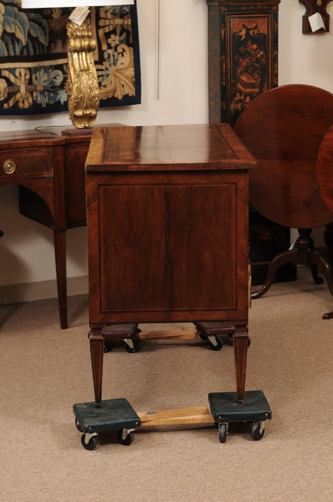 Commodo neoclassico italiano della fine del XVIII secolo in legno di noce e legno d'olivo intarsiato in vendita 1