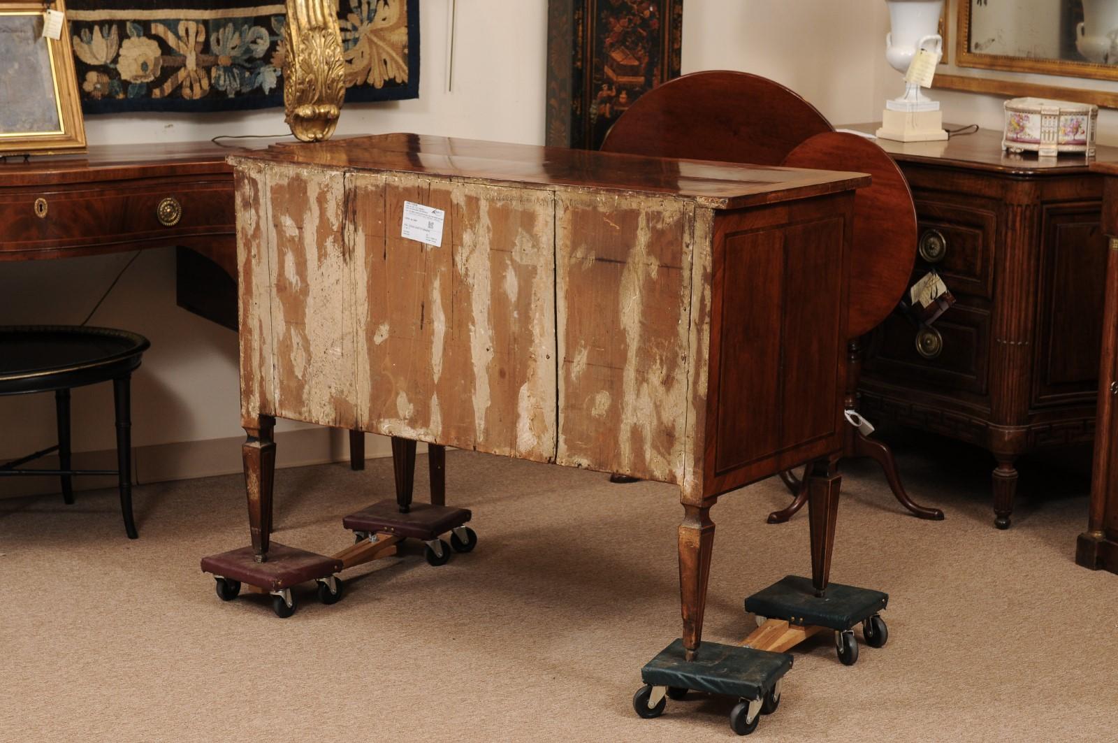 Commodo neoclassico italiano della fine del XVIII secolo in legno di noce e legno d'olivo intarsiato in vendita 2