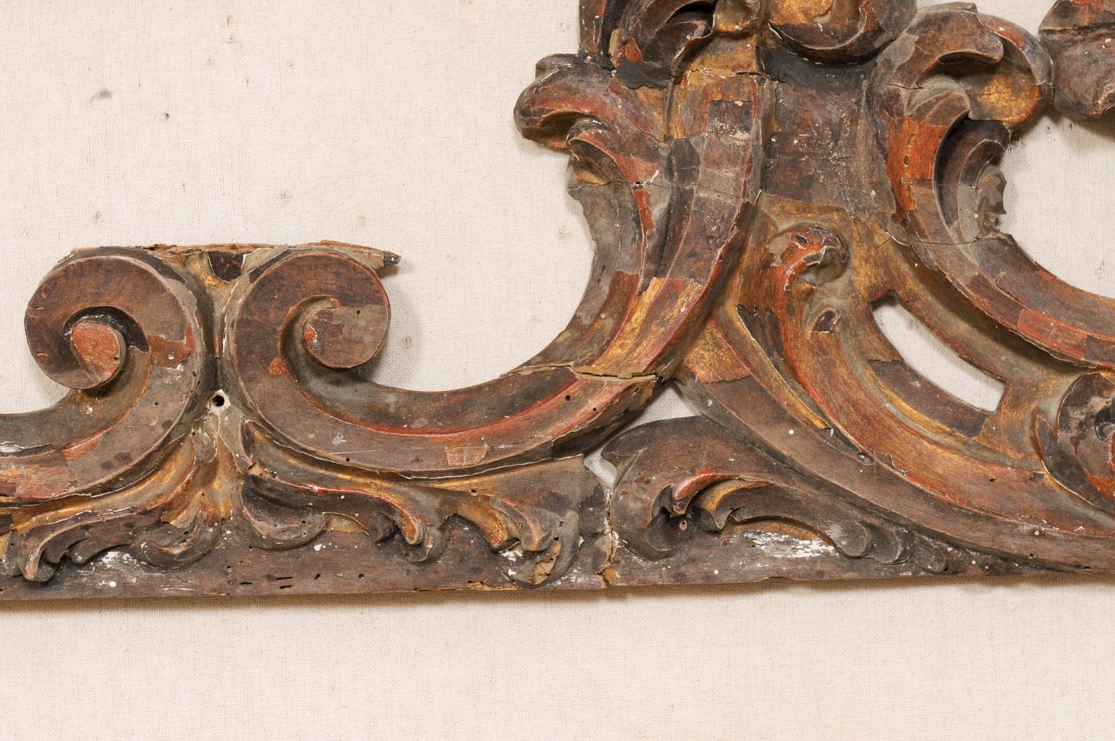 Frammento di frontone in legno intagliato a piercing della fine del XVIII secolo in vendita 2