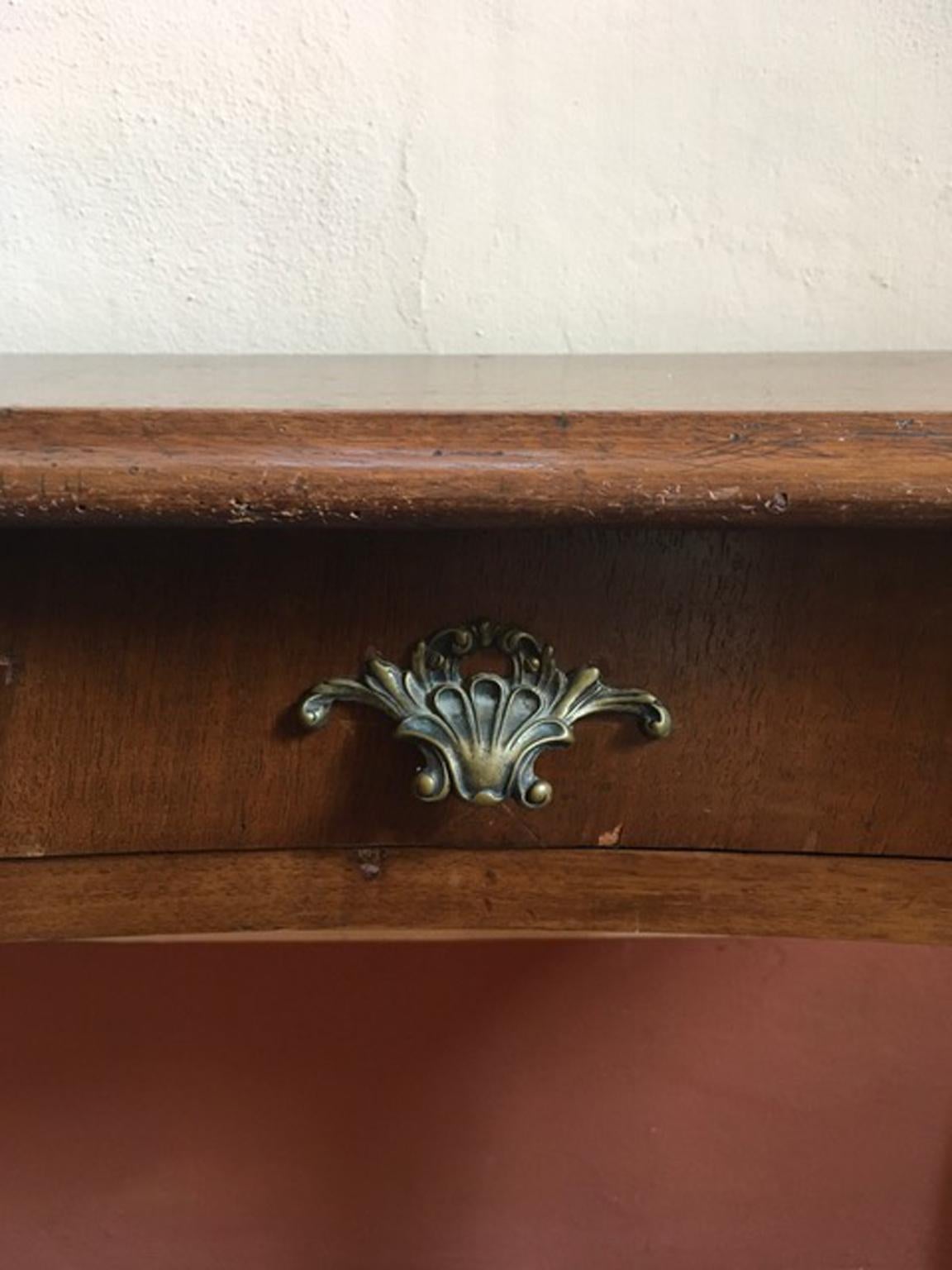 Italy Late 18th Century Regency Walnut Console or Wall Desk Hand Carved In Good Condition For Sale In Brescia, IT
