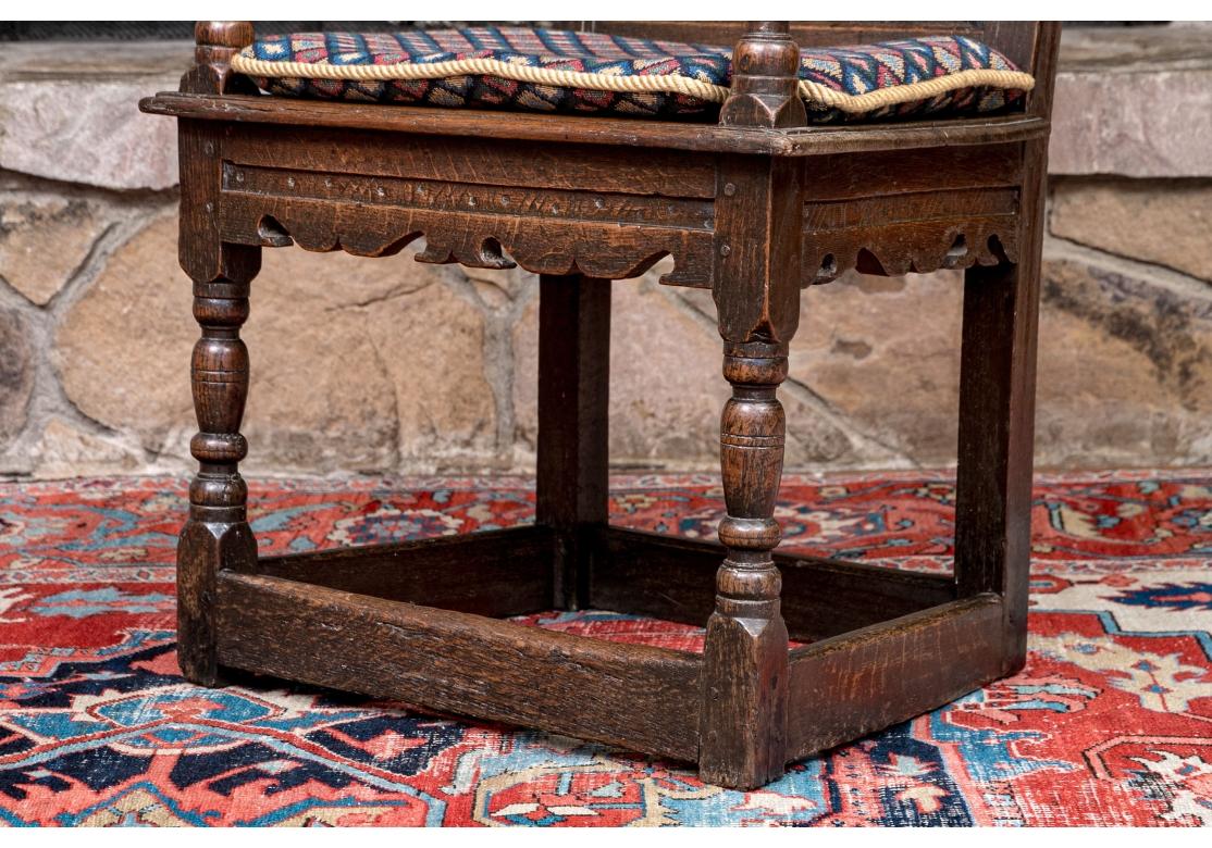 Spätes 18. Jahrhundert Jacobean Stil Hall Stuhl im Zustand „Starke Gebrauchsspuren“ im Angebot in Bridgeport, CT