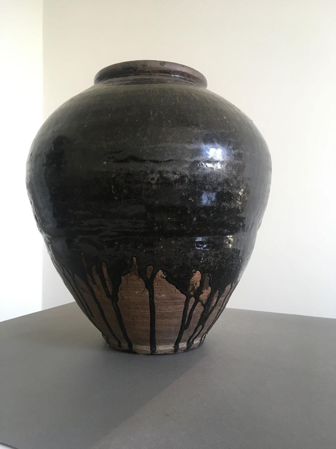 Khmer-Vase aus dem späten 18. Jahrhundert, braun glasiert, Terrakotta im Angebot 5