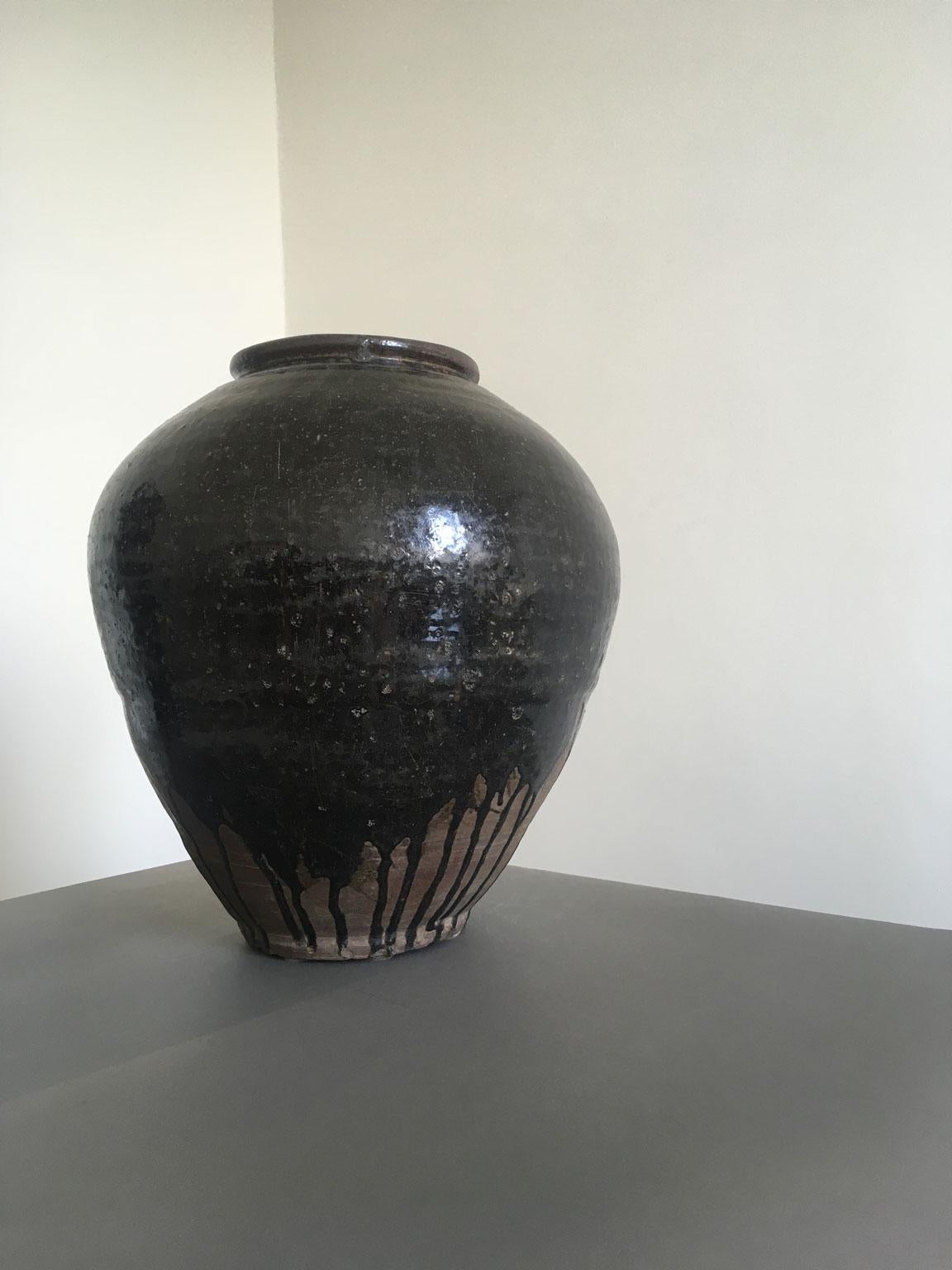 Late 18th Century Khmer Brown Glazed Terracotta Vase In Good Condition For Sale In Brescia, IT
