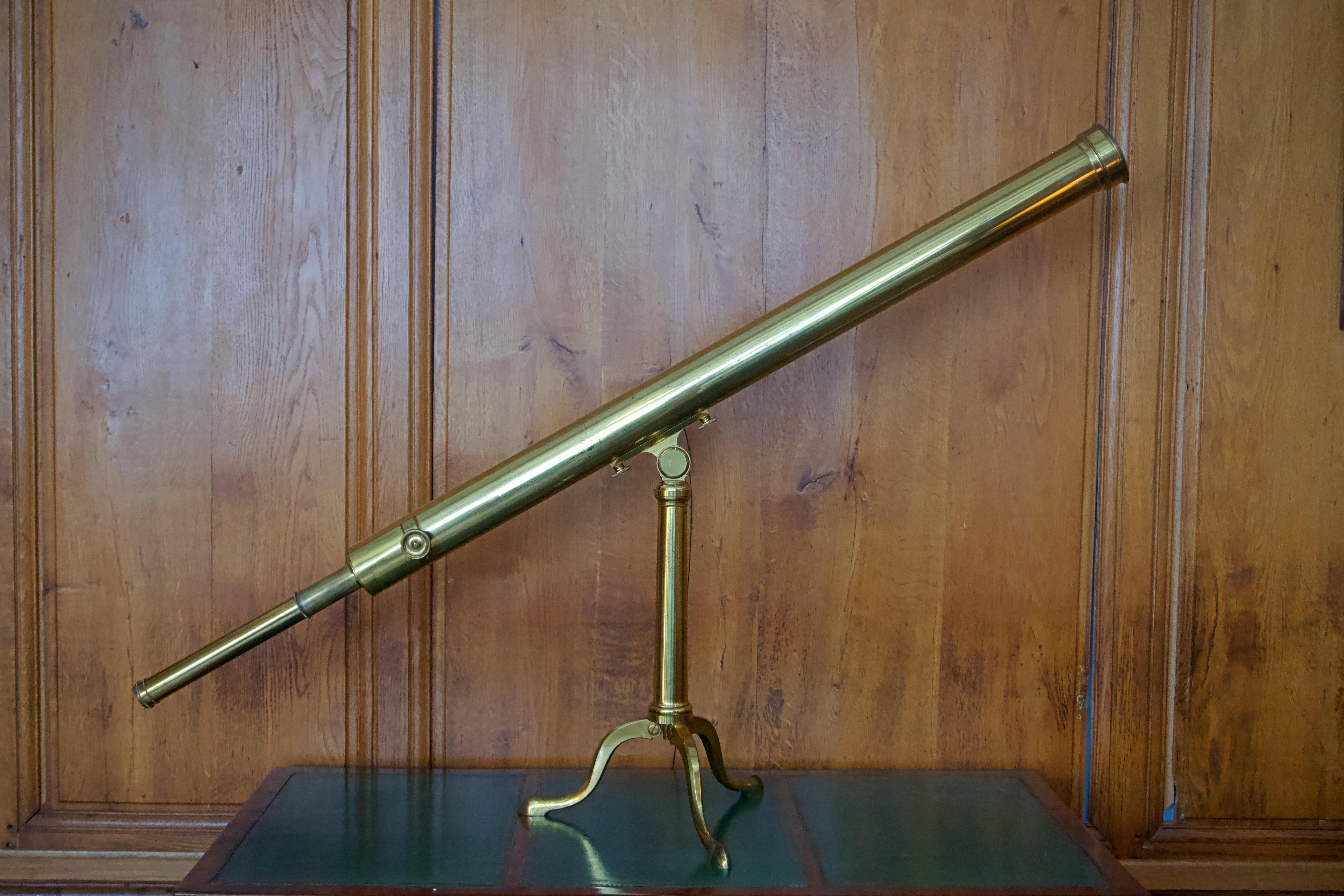 Télescope de table en laiton laqué de la fin du XVIIIe siècle.