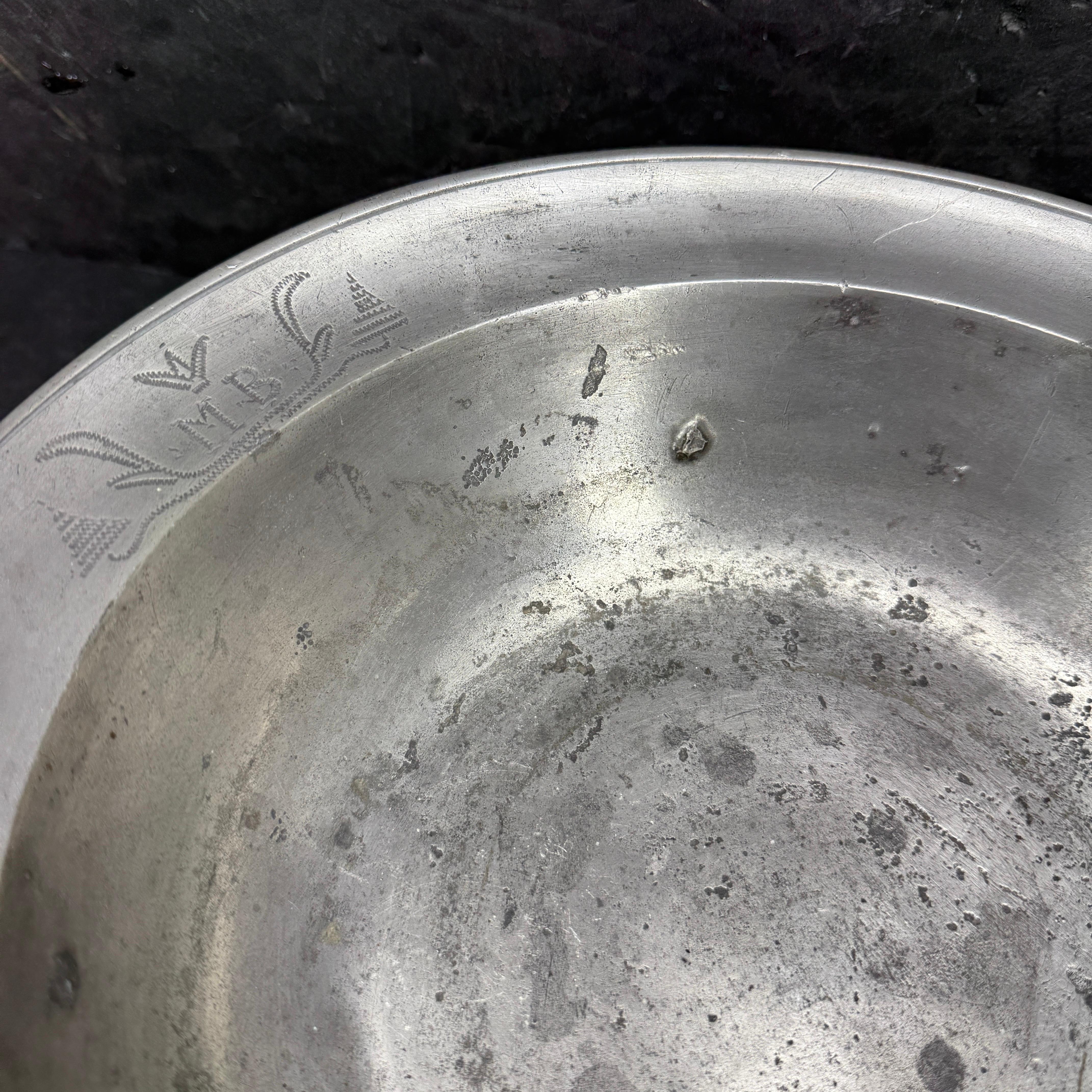 Grande ciotola rotonda danese in peltro della fine del XVIII secolo in vendita 3