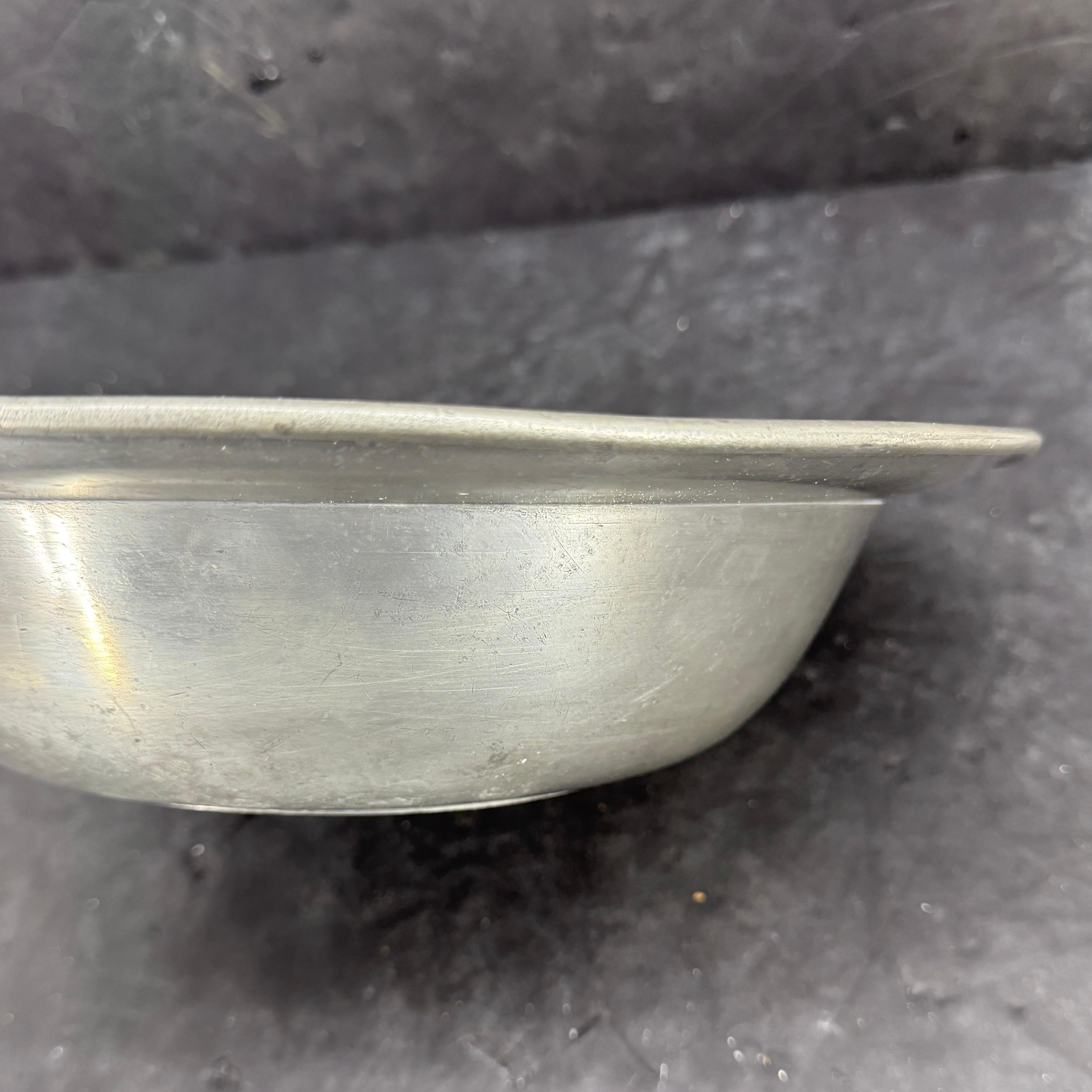 Grande ciotola rotonda danese in peltro della fine del XVIII secolo in vendita 6