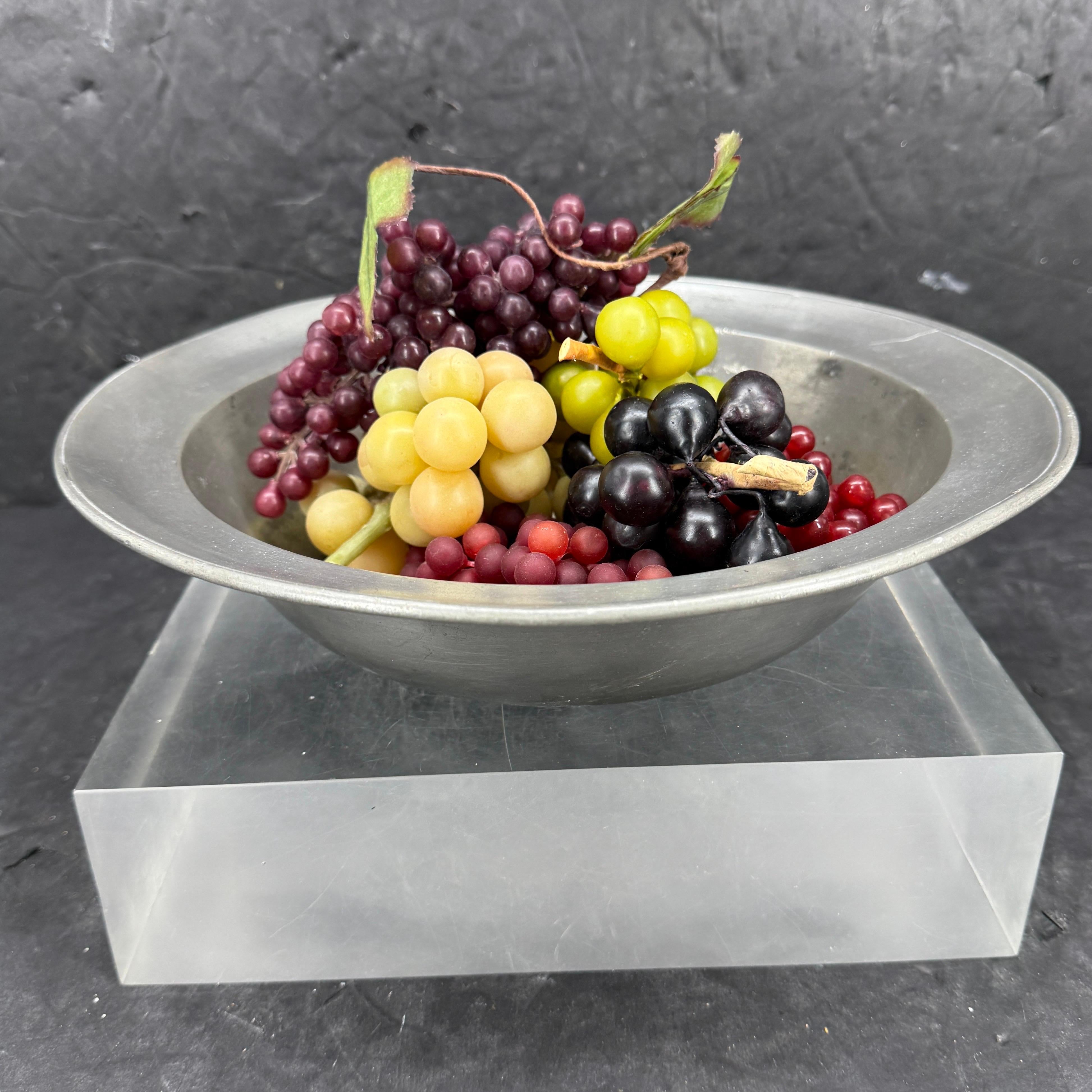 Come si trova in Danimarca, questa grande ciotola di peltro viene utilizzata per la frutta sul bancone della cucina o per servire in sala da pranzo. Usura e patina imbattibili. Un pezzo davvero notevole da aggiungere alla collezione. 
