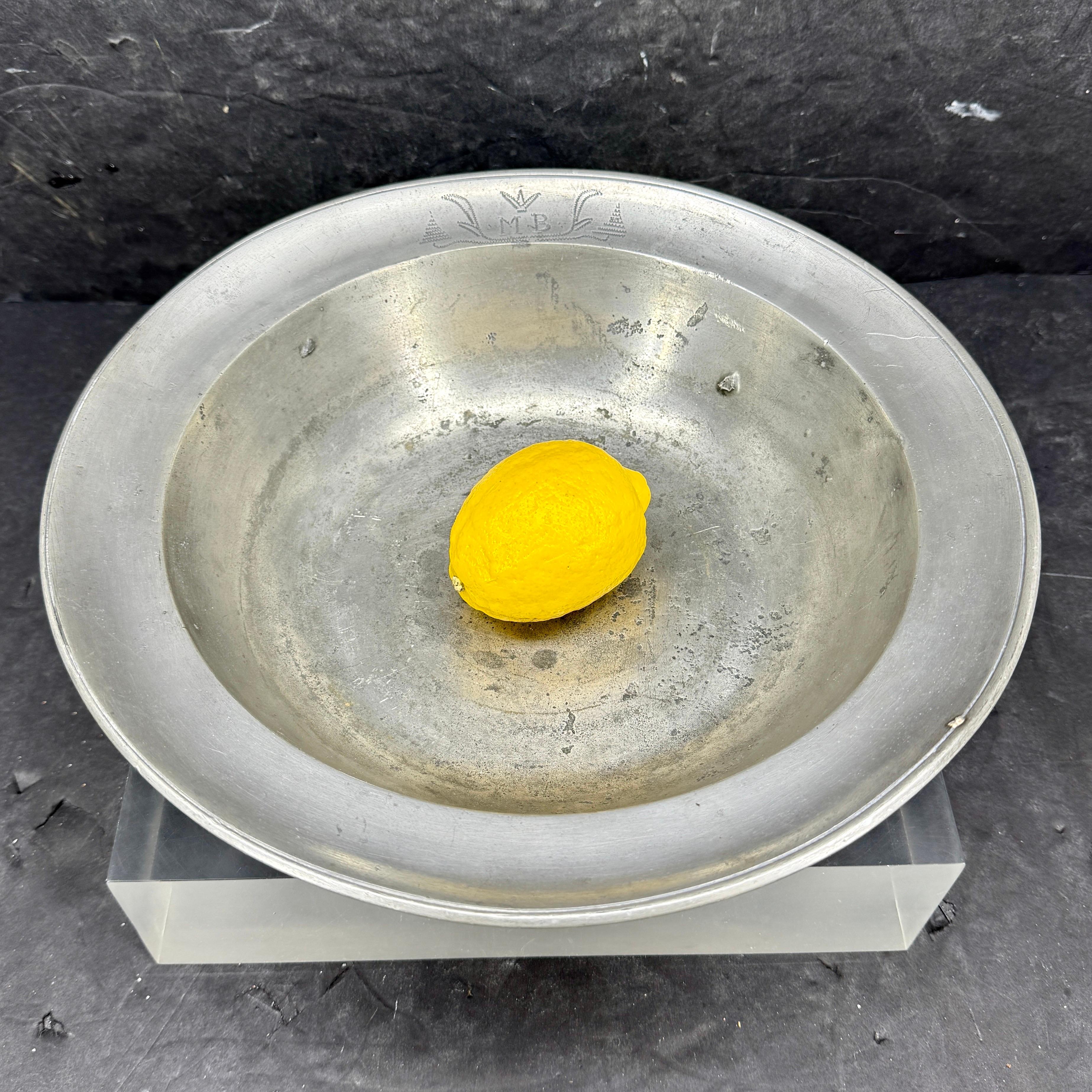 Arte popolare Grande ciotola rotonda danese in peltro della fine del XVIII secolo in vendita