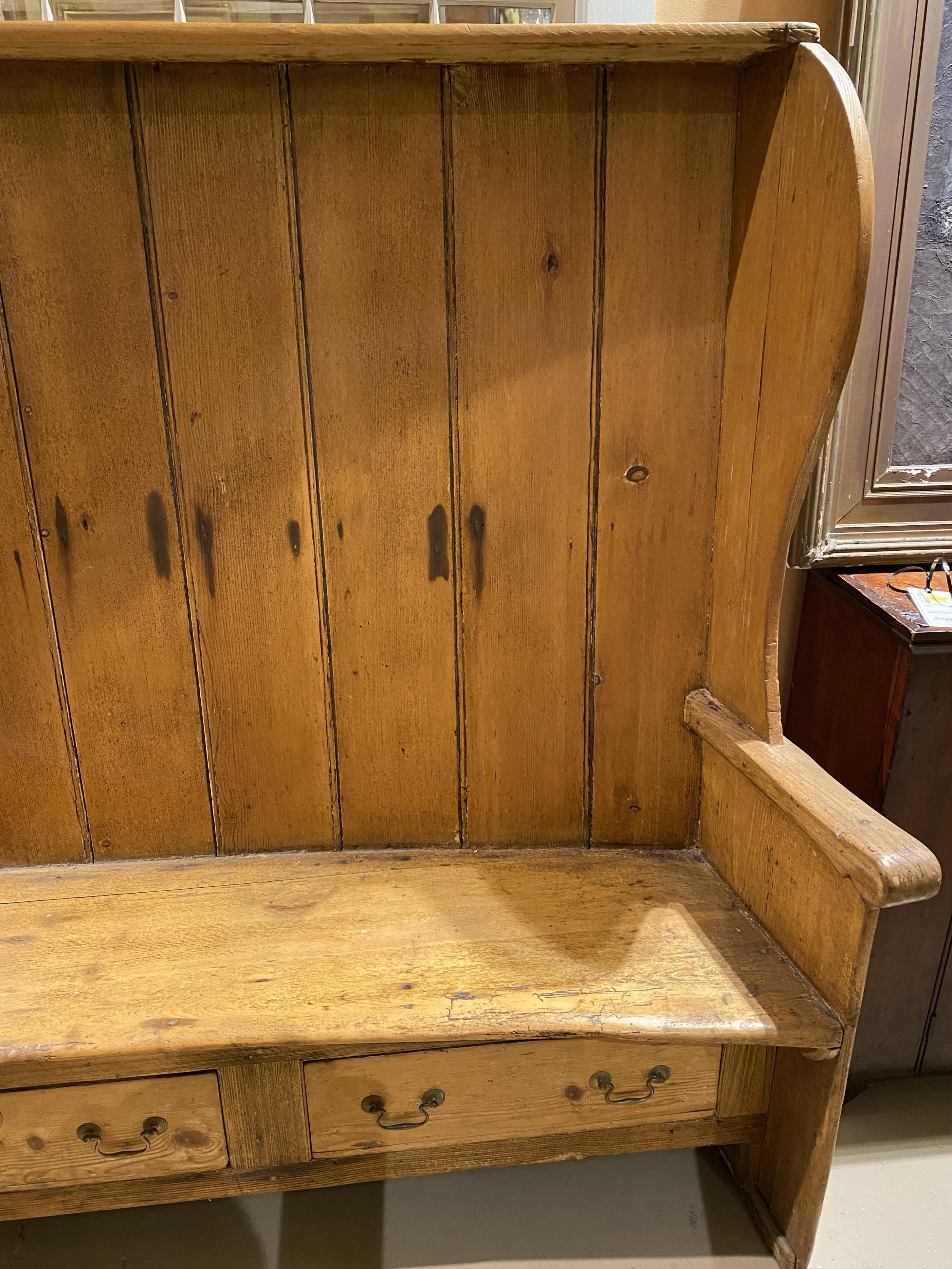 Late 18th Century Large English Pine Bow Back Settle Bench In Good Condition For Sale In Milford, NH