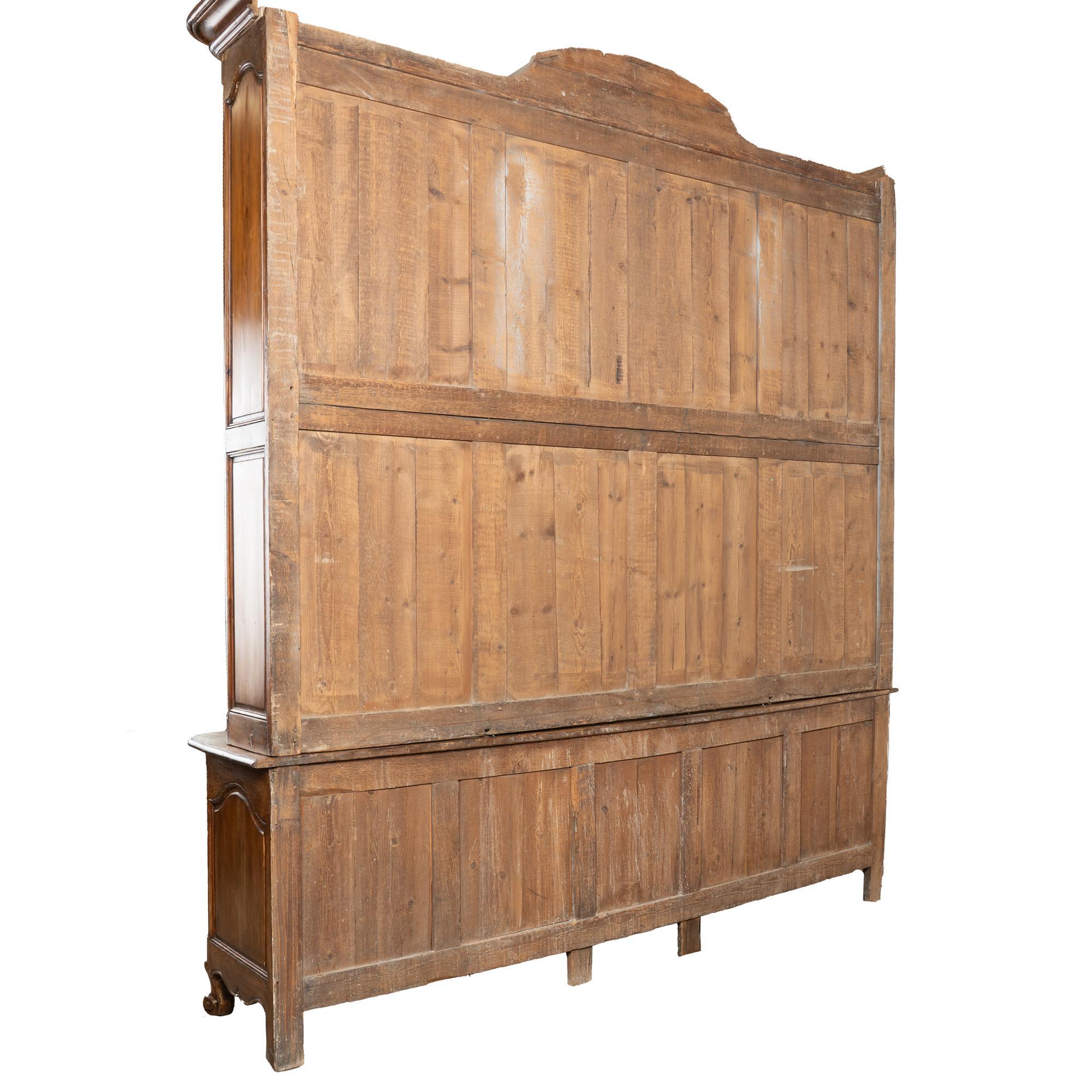 Fin du XVIIIe siècle Grande bibliothèque française Vitrine à deux corps en vente 6