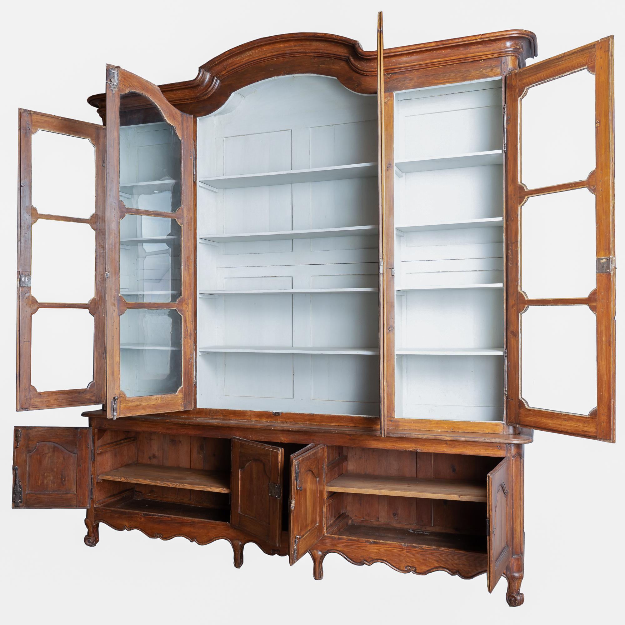 Français Fin du XVIIIe si�ècle Grande bibliothèque française Vitrine à deux corps en vente