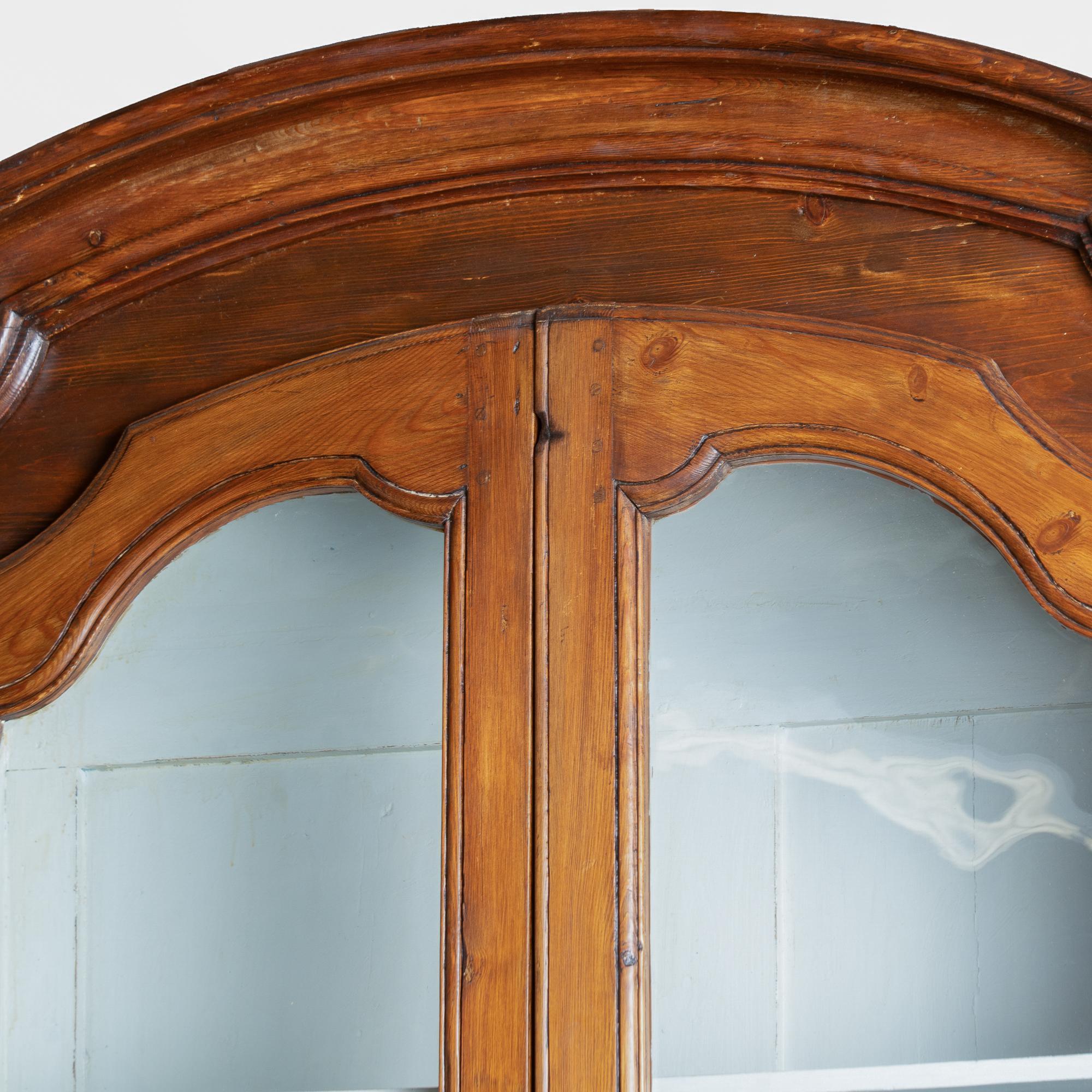 XVIIIe siècle et antérieur Fin du XVIIIe siècle Grande bibliothèque française Vitrine à deux corps en vente