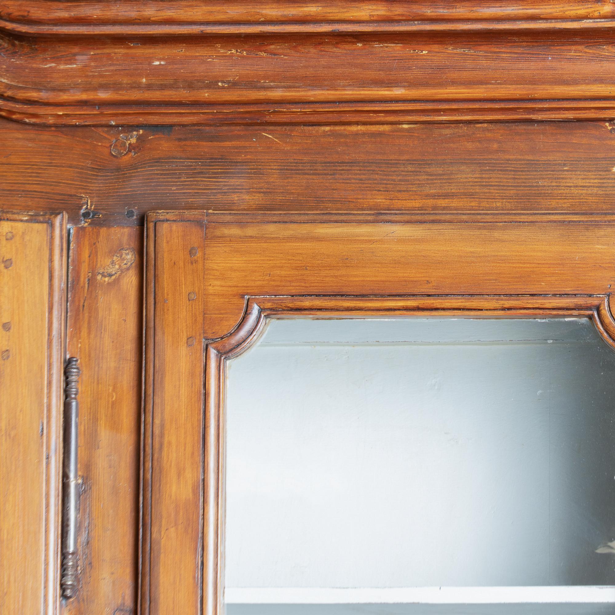 Pin Fin du XVIIIe siècle Grande bibliothèque française Vitrine à deux corps en vente