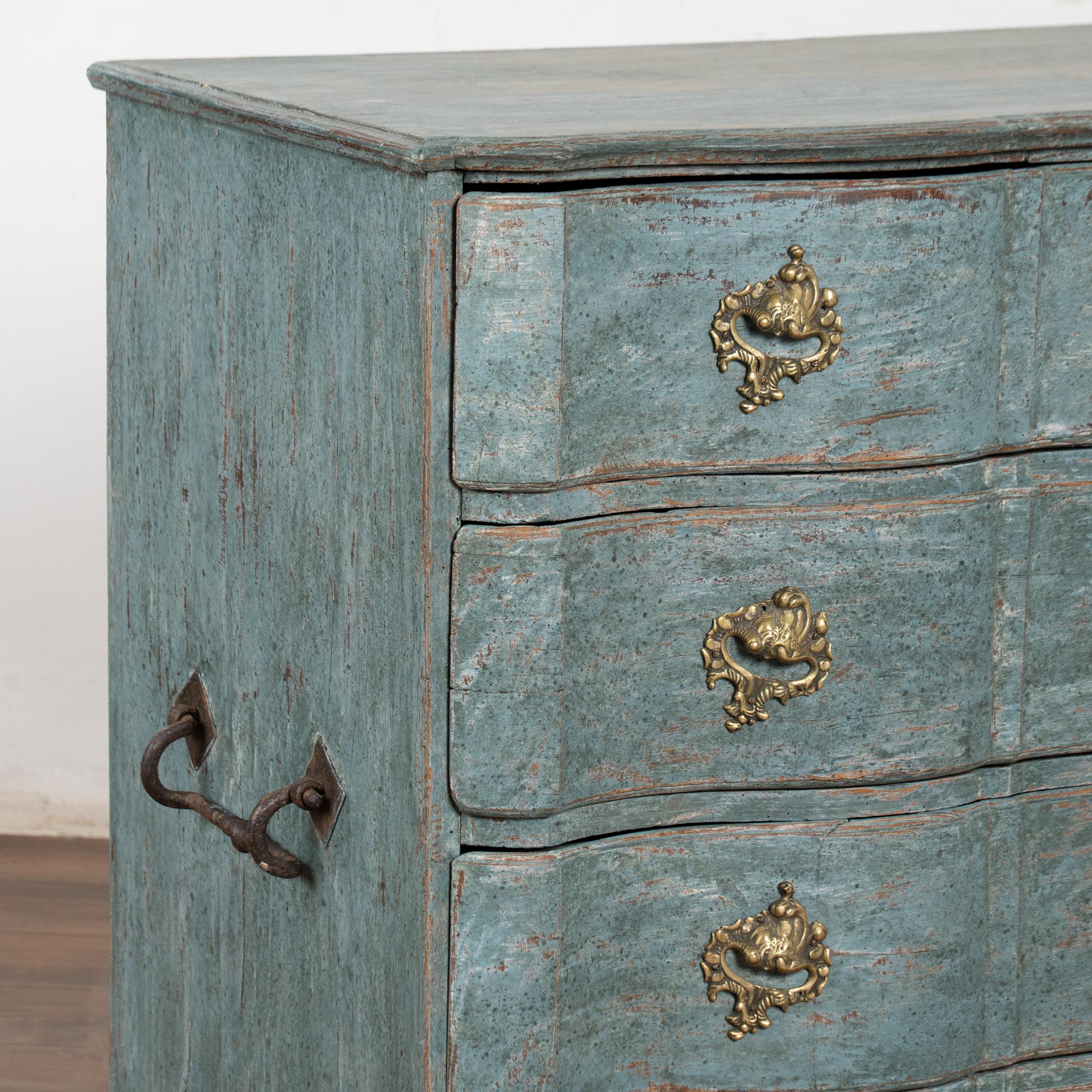Grande commode à quatre tiroirs bleu rococo de la fin du XVIIIe siècle, Danemark en vente 4