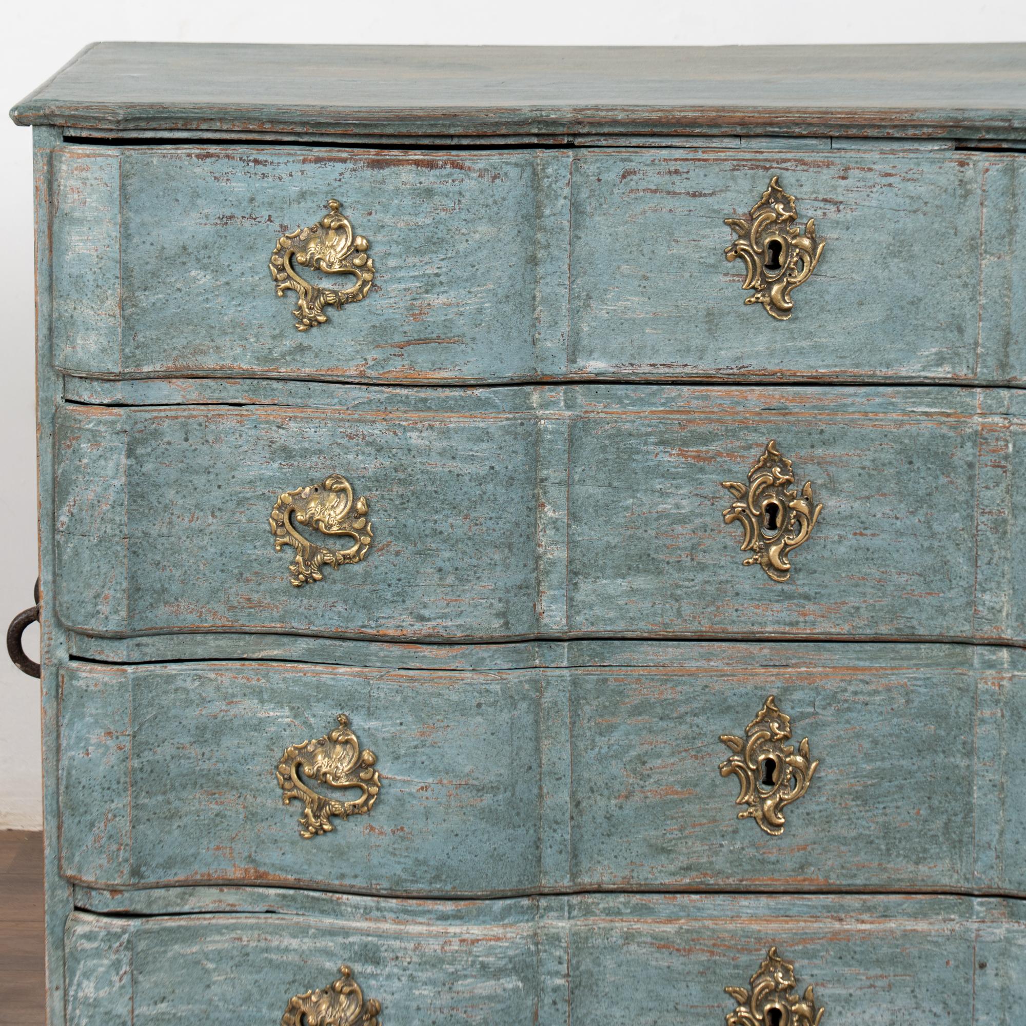 Grande commode à quatre tiroirs bleu rococo de la fin du XVIIIe siècle, Danemark en vente 5
