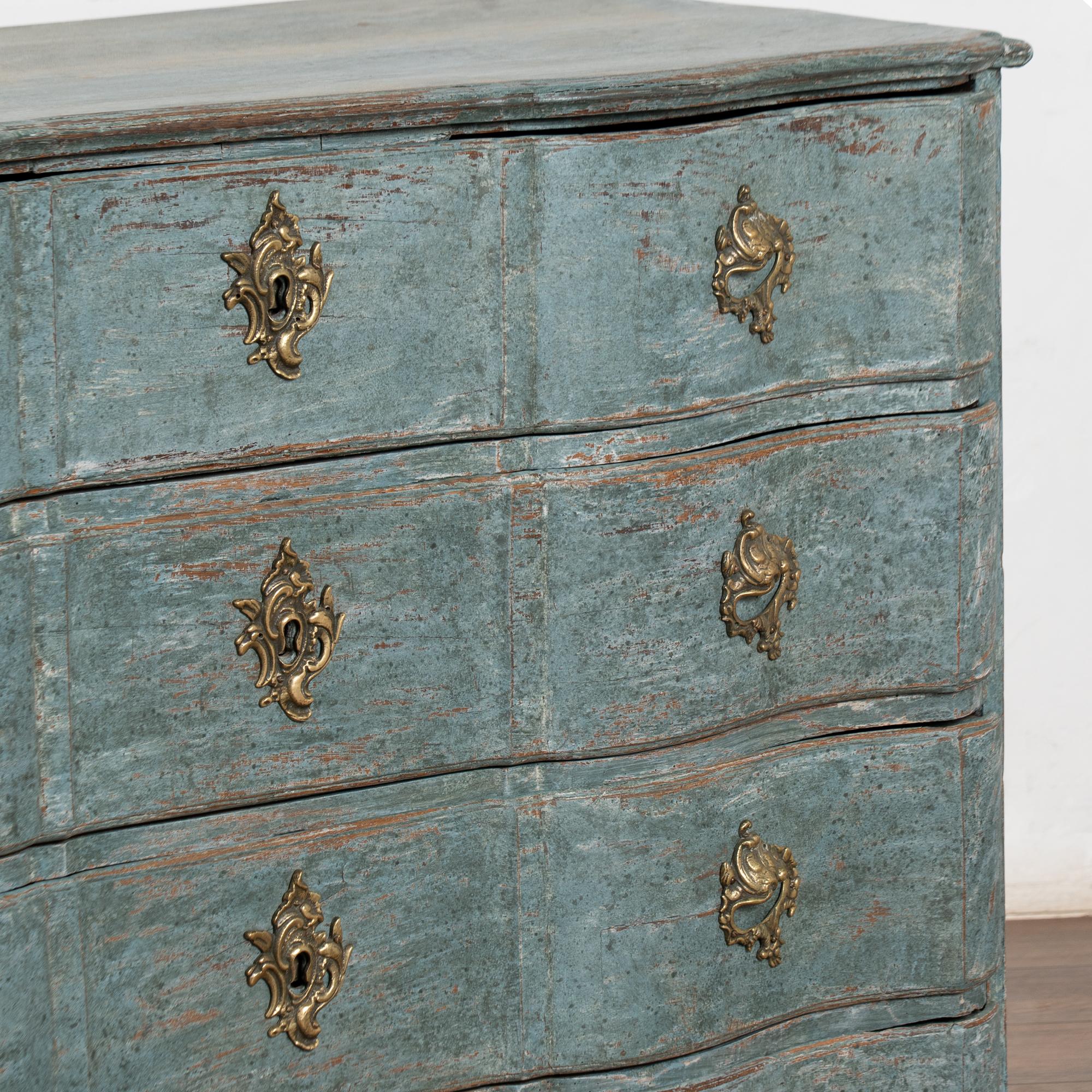 Grande commode à quatre tiroirs bleu rococo de la fin du XVIIIe siècle, Danemark en vente 6