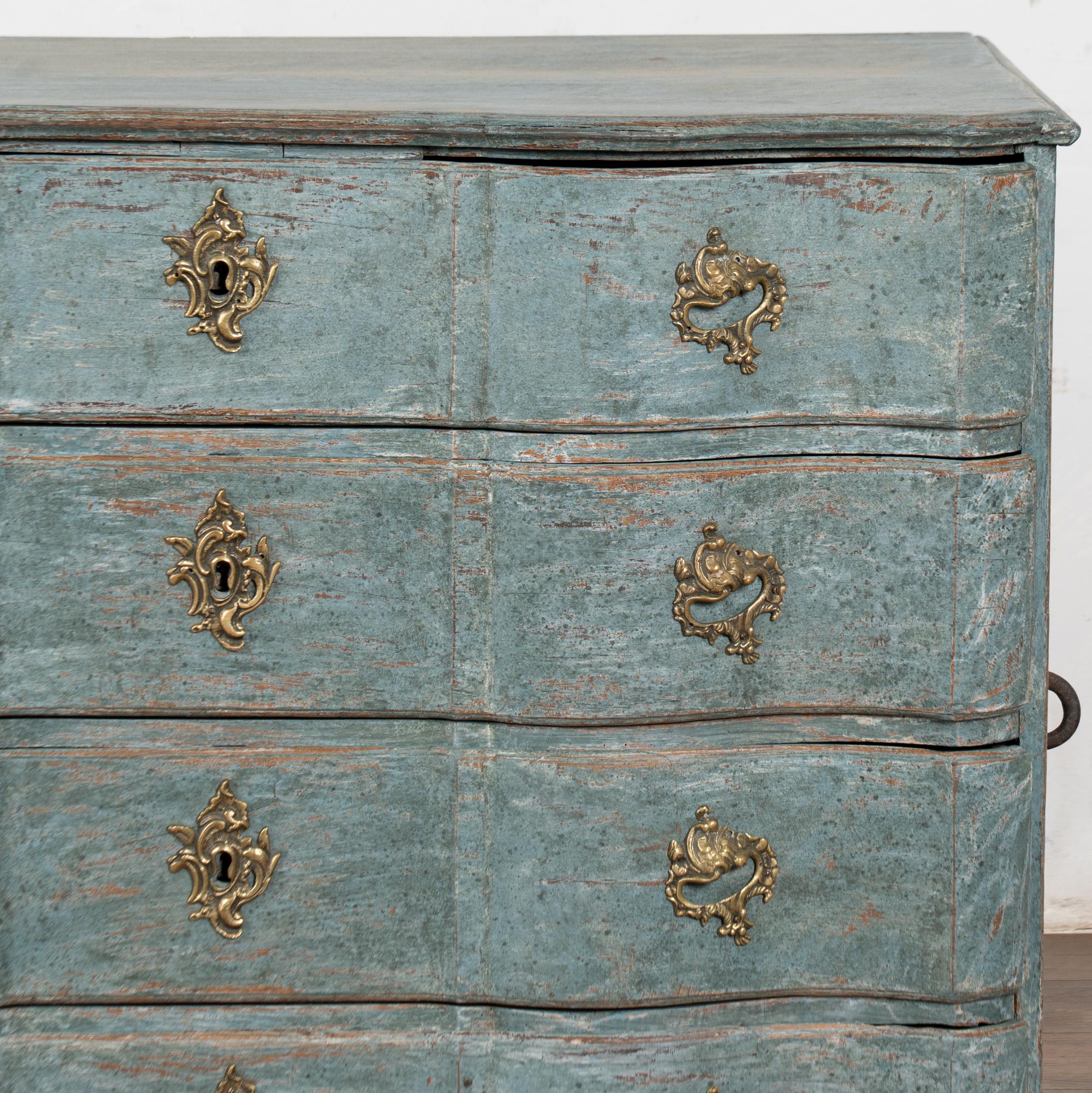 Grande commode à quatre tiroirs bleu rococo de la fin du XVIIIe siècle, Danemark en vente 7