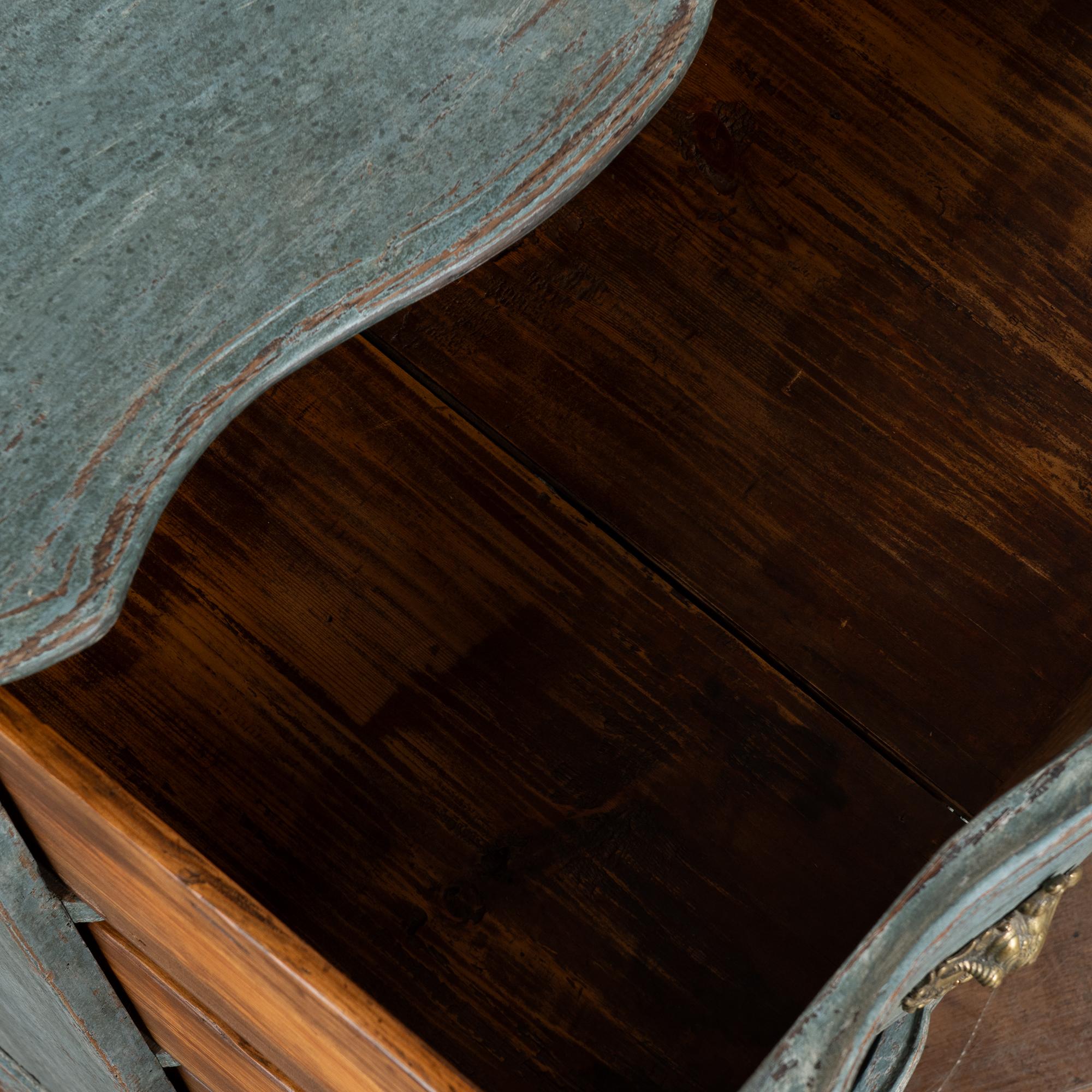 Grande commode à quatre tiroirs bleu rococo de la fin du XVIIIe siècle, Danemark en vente 8