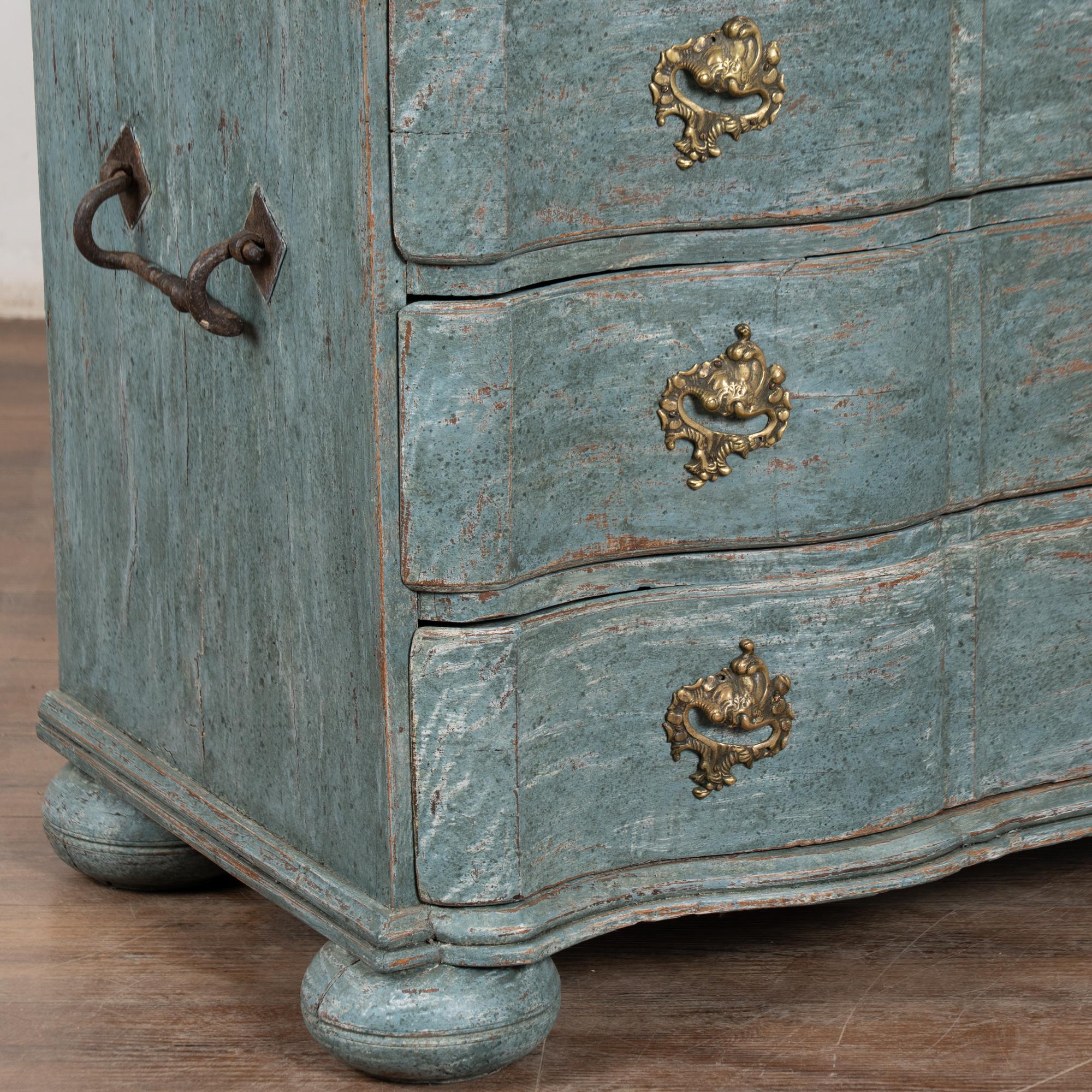Grande commode à quatre tiroirs bleu rococo de la fin du XVIIIe siècle, Danemark en vente 9