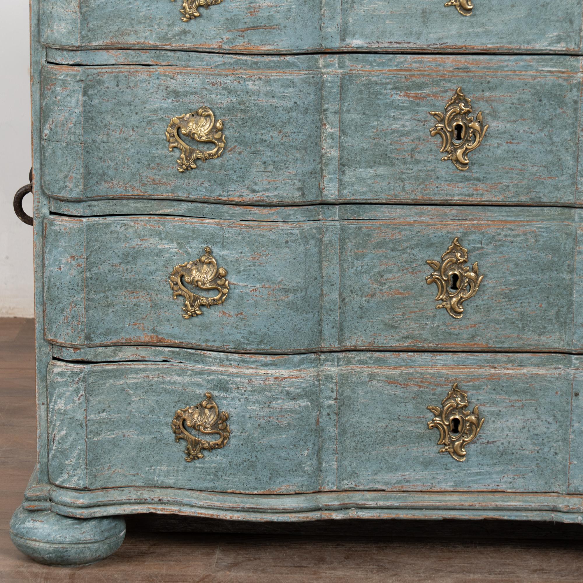 Grande commode à quatre tiroirs bleu rococo de la fin du XVIIIe siècle, Danemark en vente 10