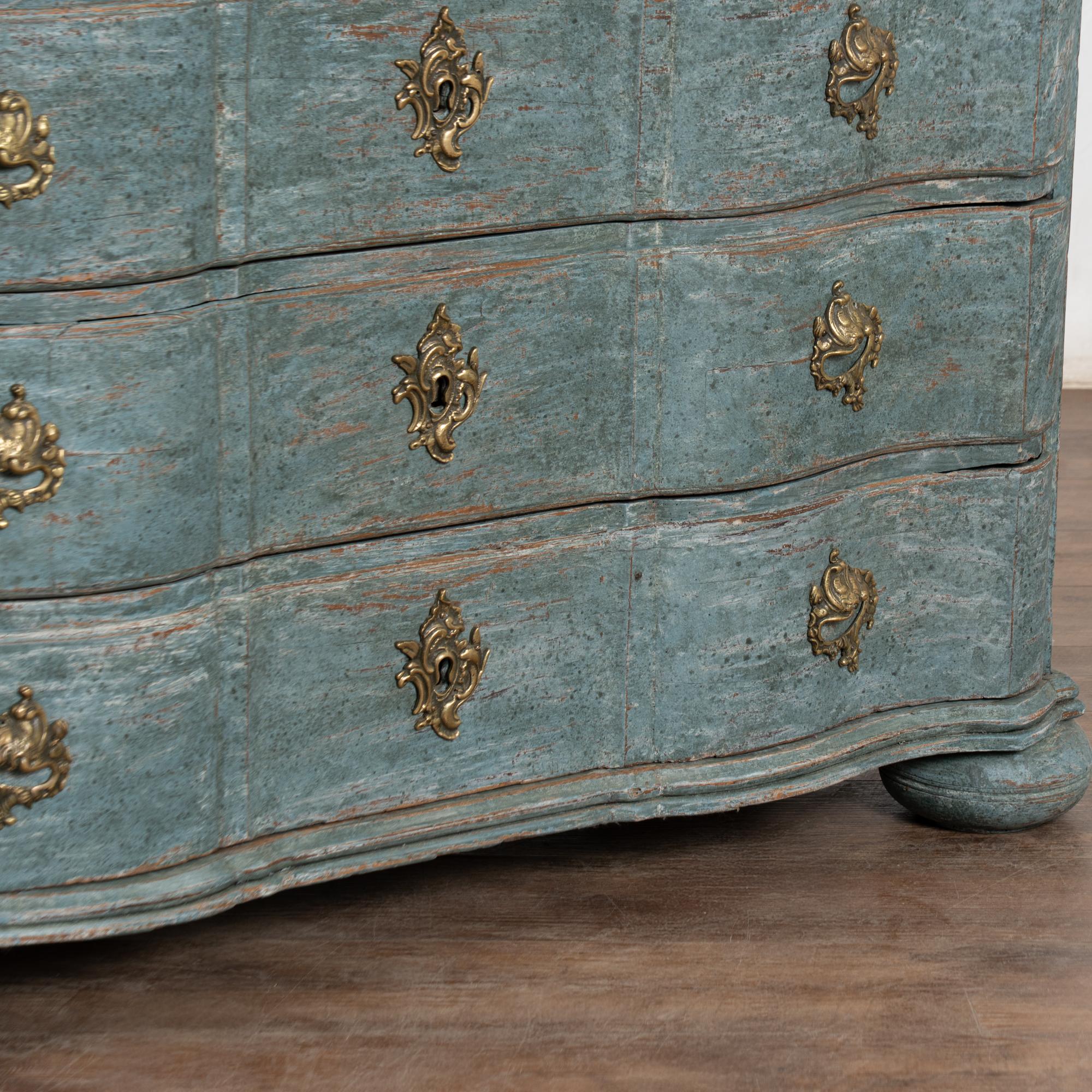Grande commode à quatre tiroirs bleu rococo de la fin du XVIIIe siècle, Danemark en vente 11
