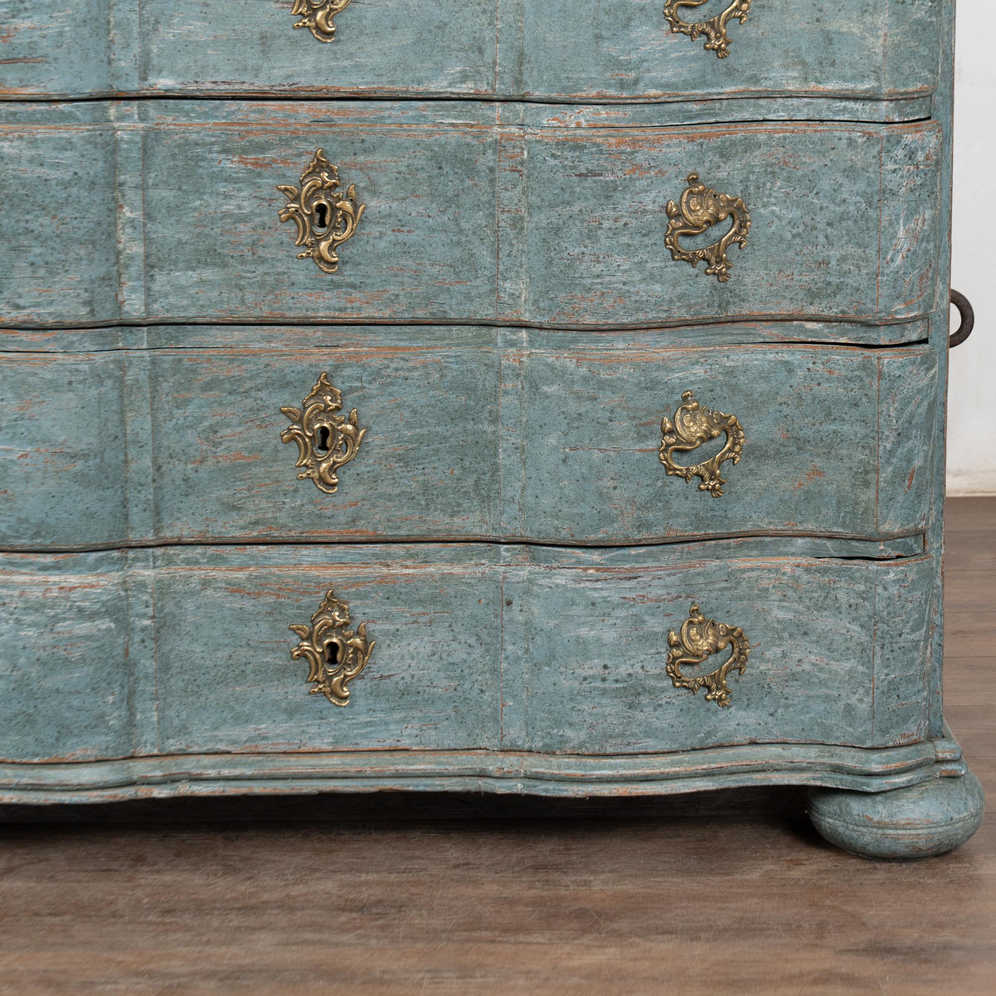Grande commode à quatre tiroirs bleu rococo de la fin du XVIIIe siècle, Danemark en vente 12