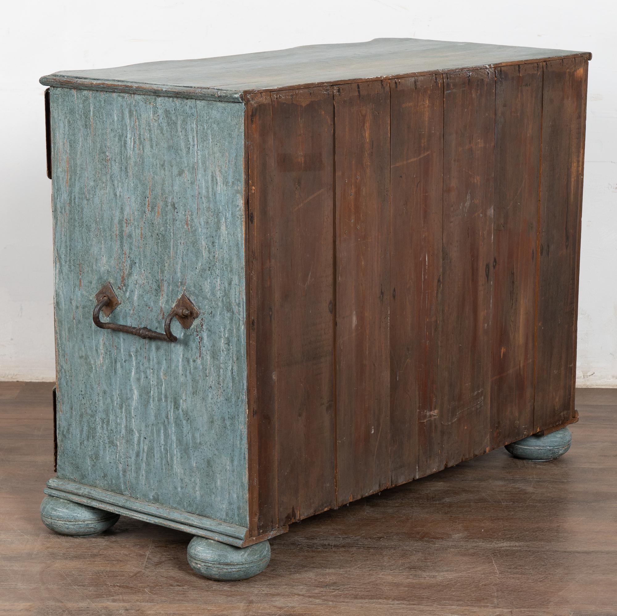 Grande commode à quatre tiroirs bleu rococo de la fin du XVIIIe siècle, Danemark en vente 13