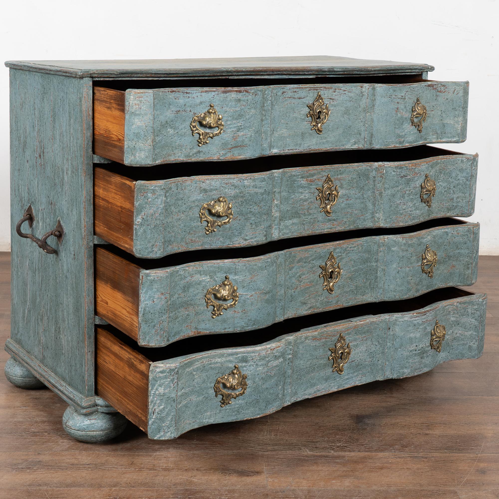 Rococo Grande commode à quatre tiroirs bleu rococo de la fin du XVIIIe siècle, Danemark en vente